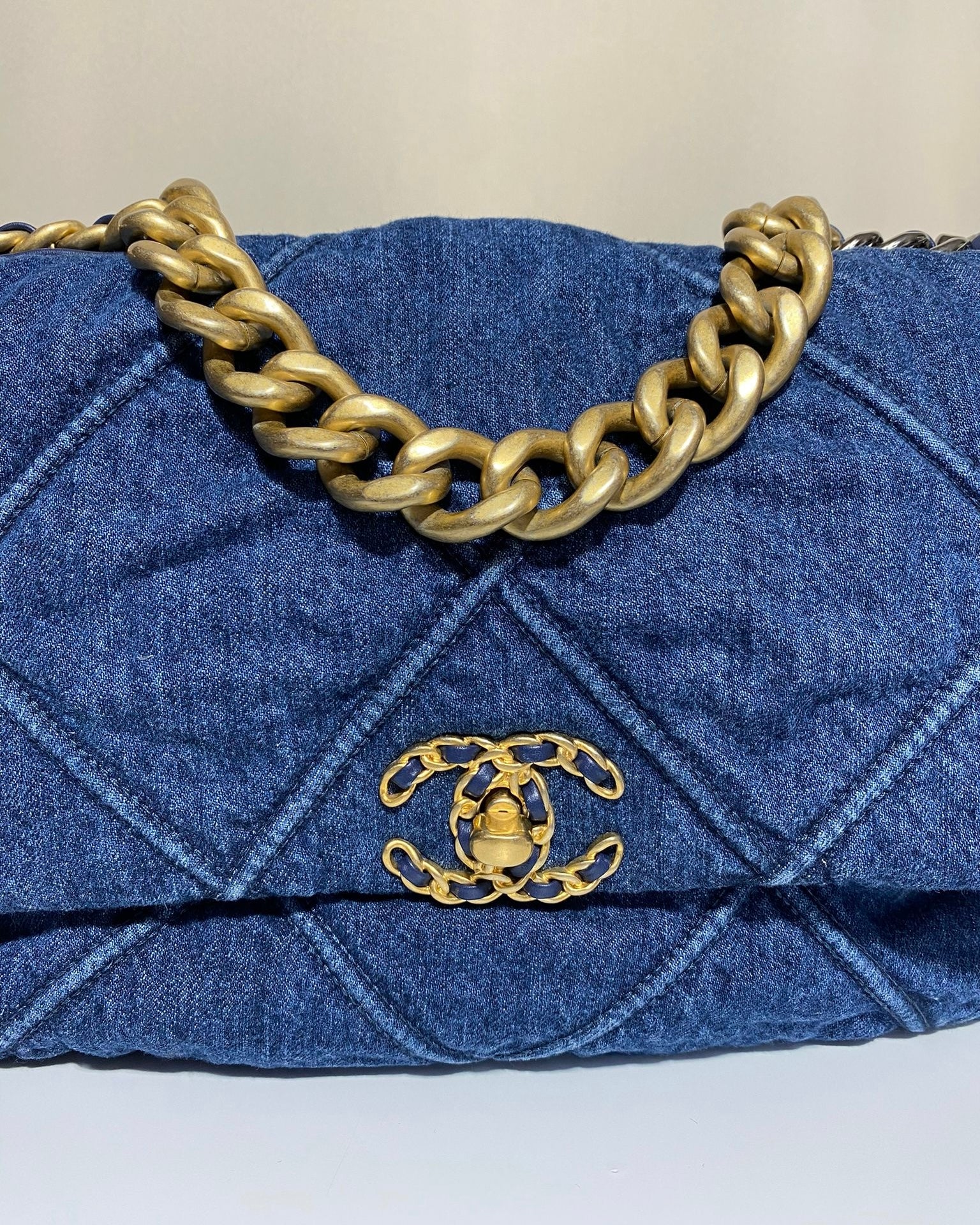 Sac Chanel 19 en denim bleu, neuf et authentique, avec chaîne bicolore dorée et argentée – Héritage du Luxe