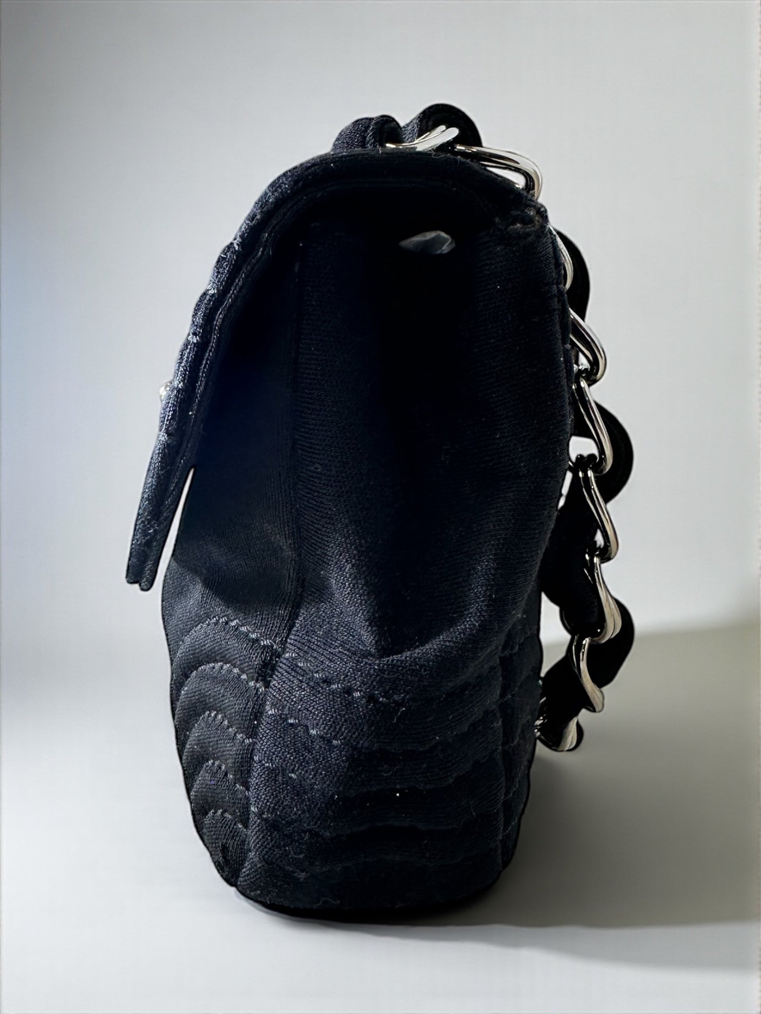 Sac Chanel Flap Bag en jersey noir – vue de face – Héritage du Luxe