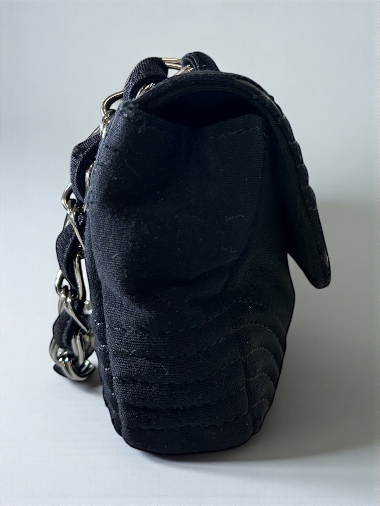 Sac Chanel Flap Bag en jersey noir – vue de face – Héritage du Luxe