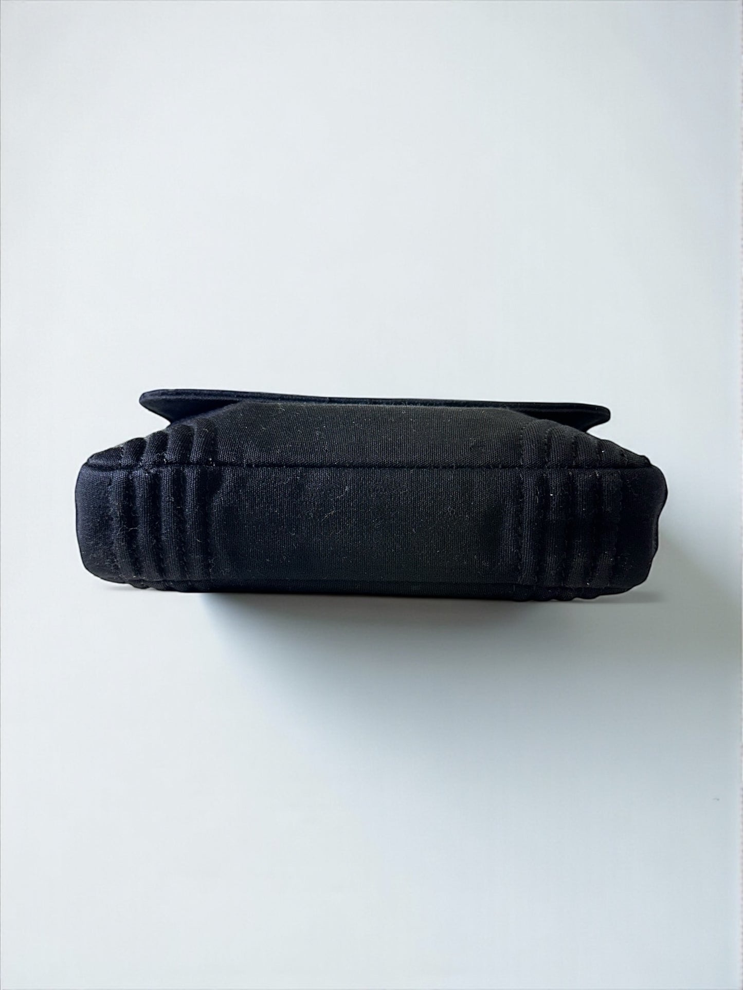 Sac Chanel Flap Bag en jersey noir – vue de face – Héritage du Luxe