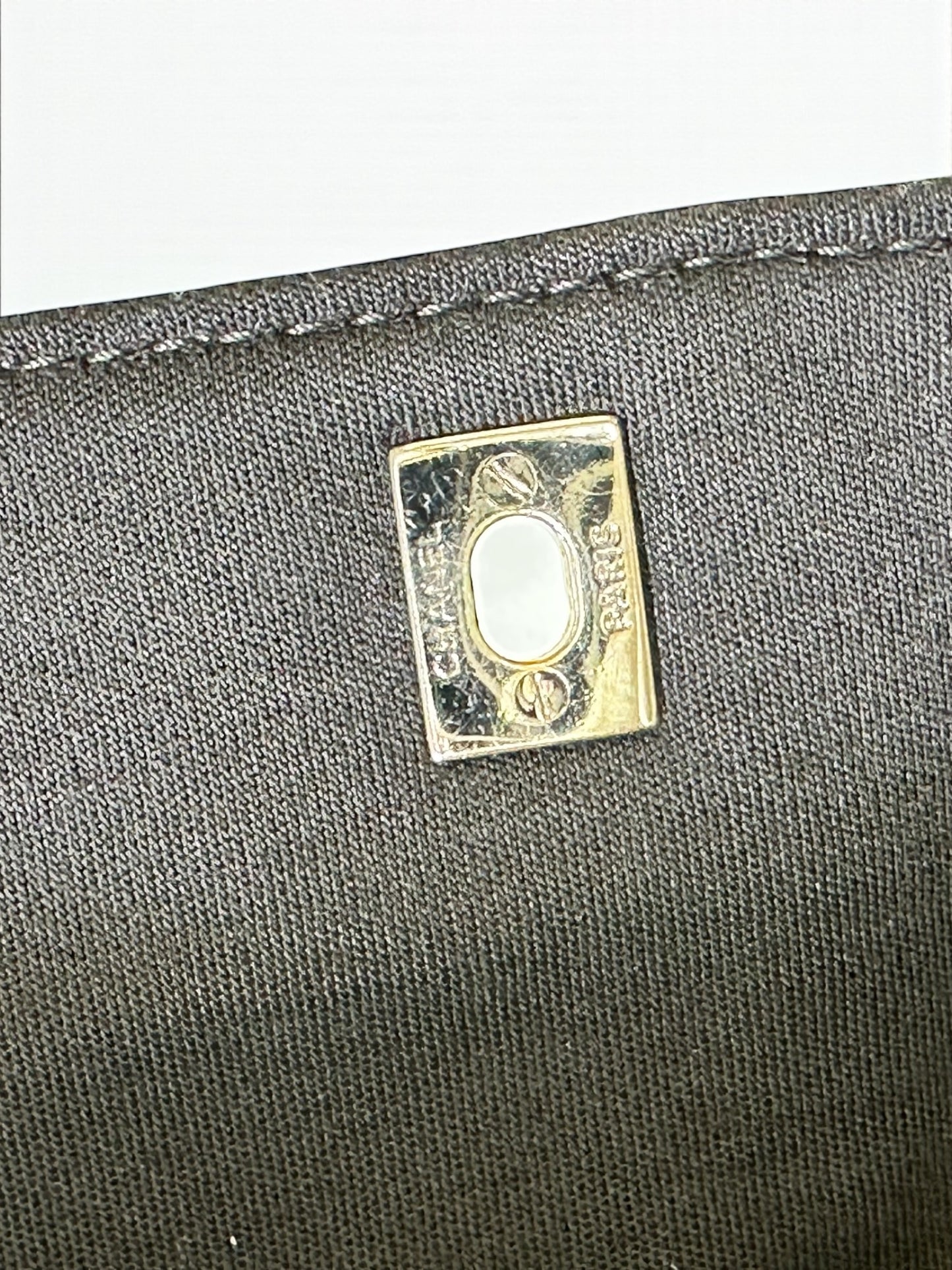 Sac Chanel Flap Bag en jersey noir – vue de face – Héritage du Luxe