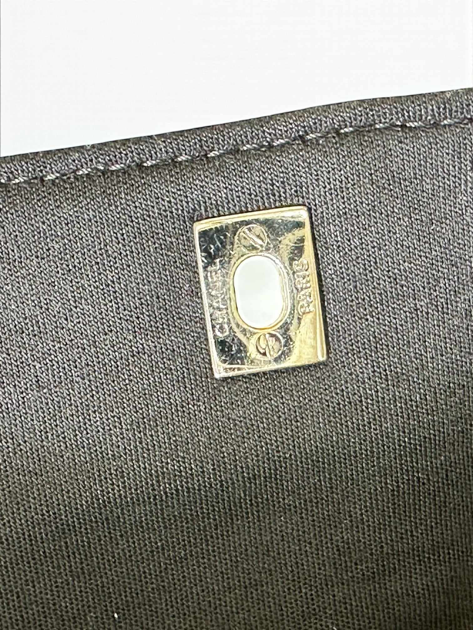 Sac Chanel Flap Bag en jersey noir – vue de face – Héritage du Luxe