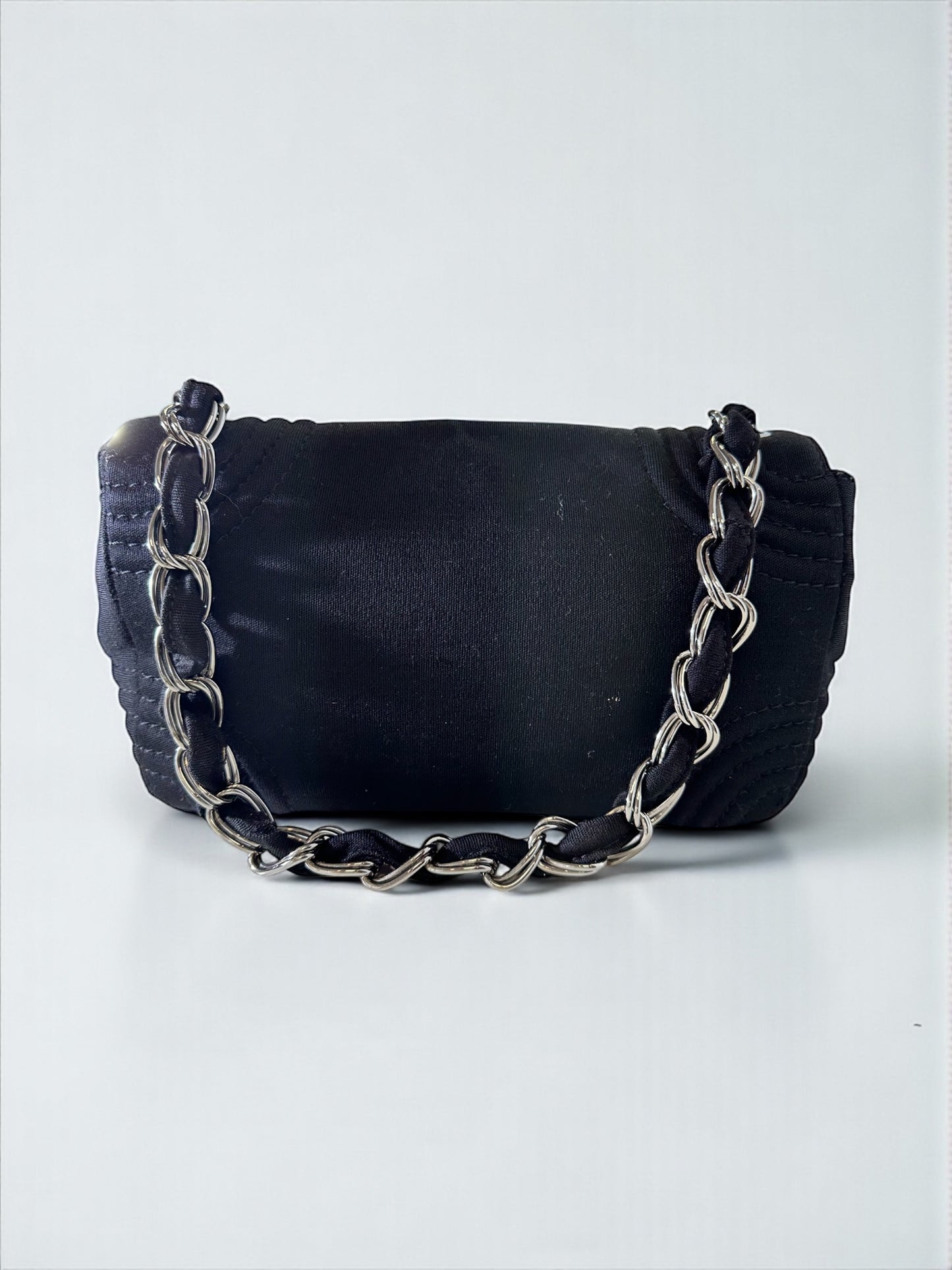 Sac Chanel Flap Bag en jersey noir – vue de face – Héritage du Luxe