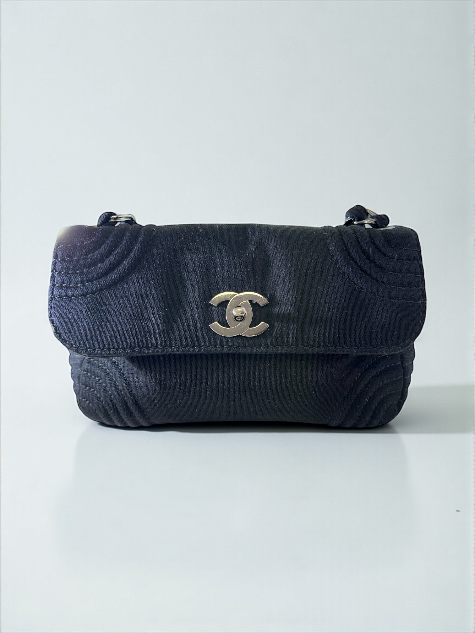 Sac Chanel Flap Bag en jersey noir – vue de face – Héritage du Luxe