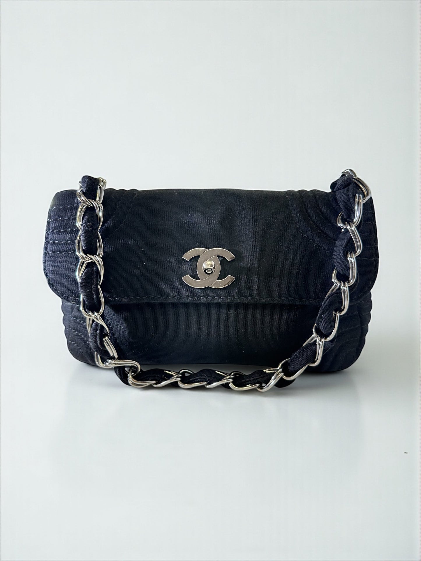 Sac Chanel Flap Bag en jersey noir – vue de face – Héritage du Luxe