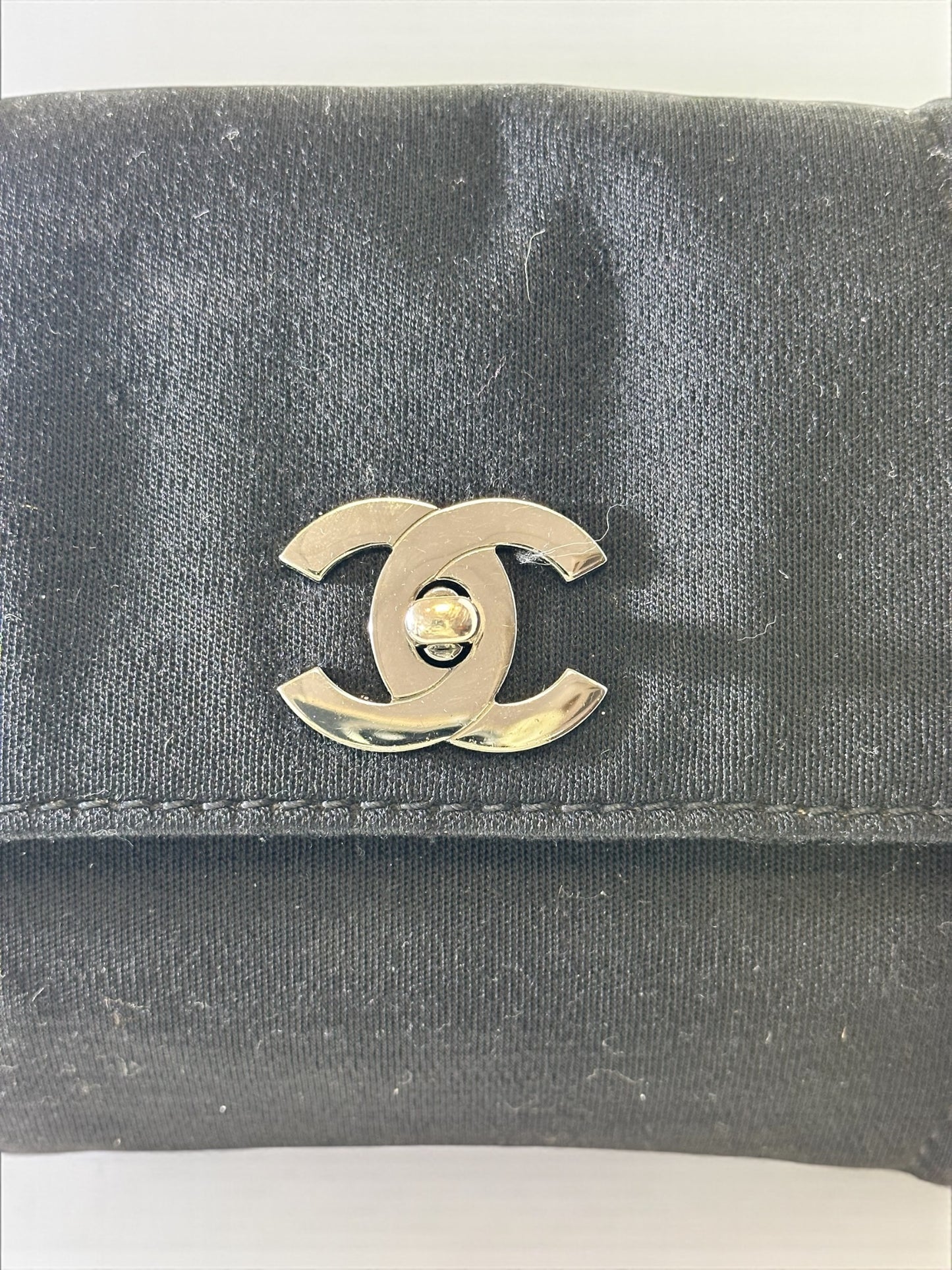 Sac Chanel Flap Bag en jersey noir – vue de face – Héritage du Luxe