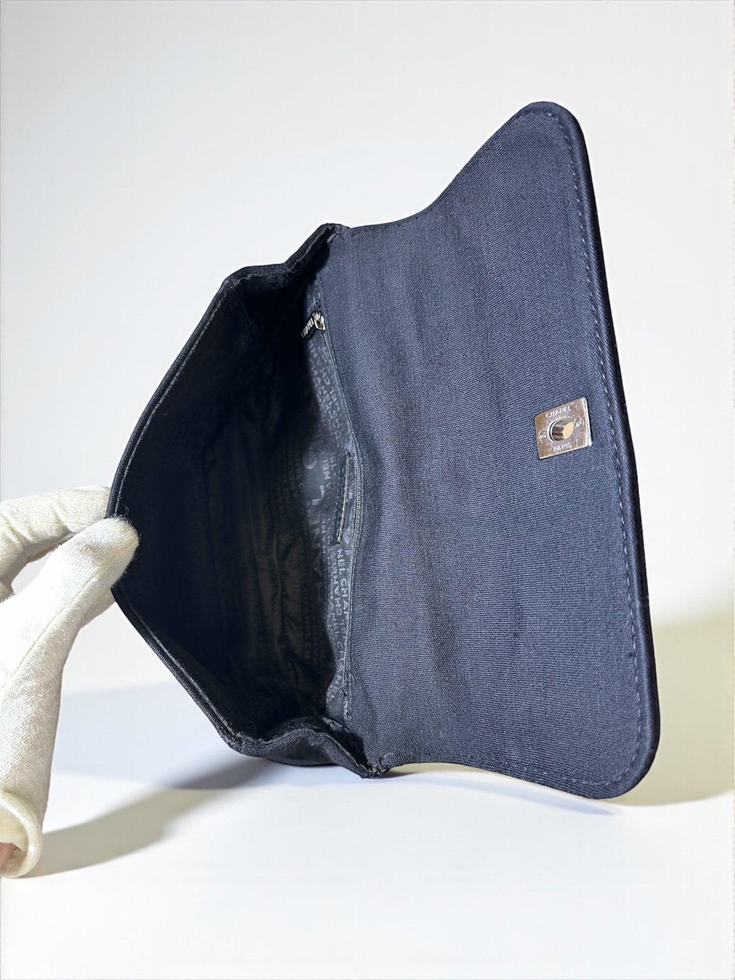 Sac Chanel Flap Bag en jersey noir – vue de face – Héritage du Luxe