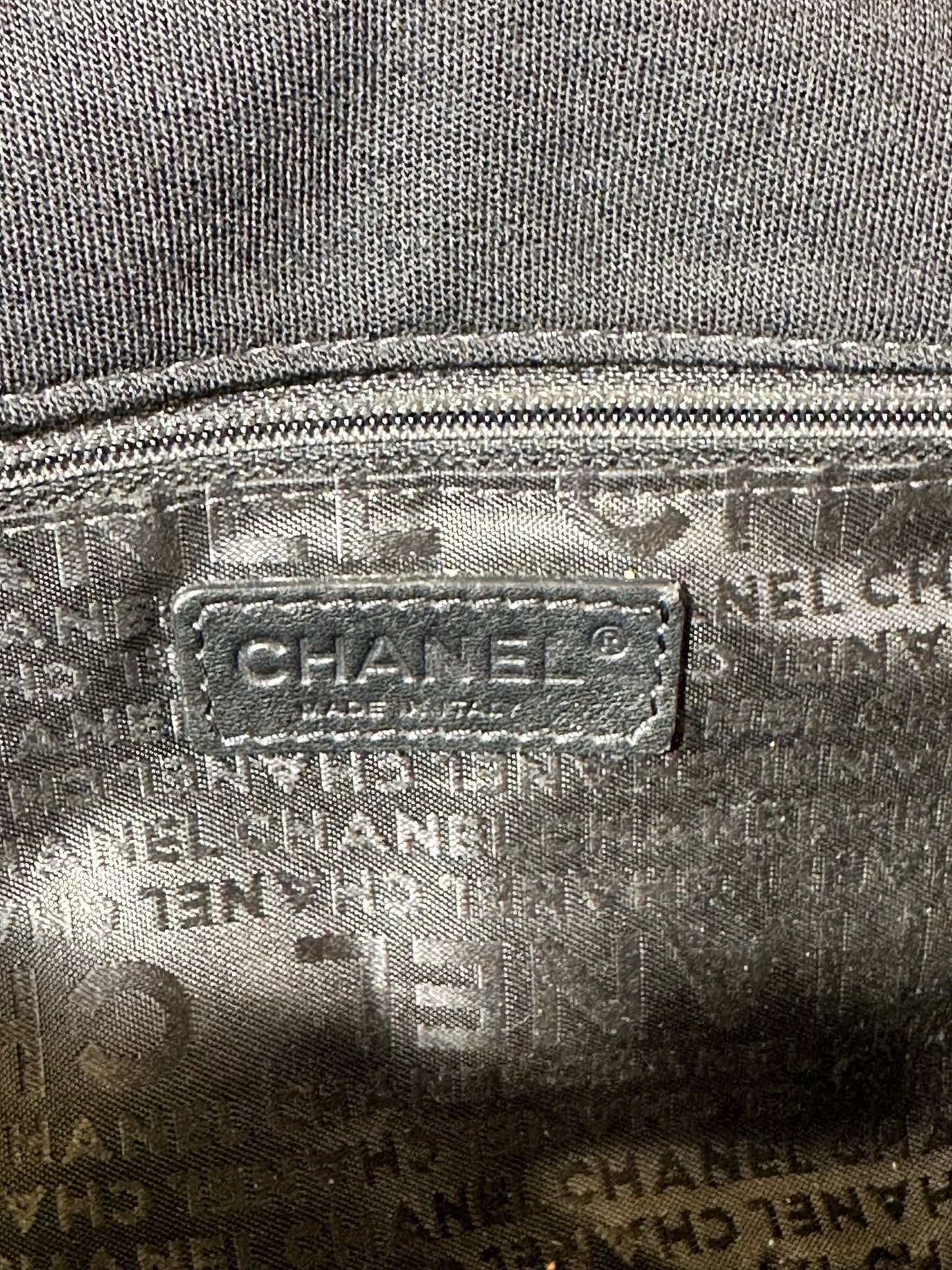 Sac Chanel Flap Bag en jersey noir – vue de face – Héritage du Luxe