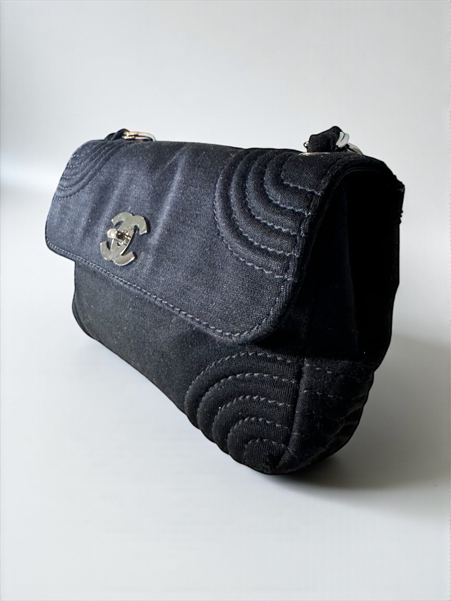 Sac Chanel Flap Bag en jersey noir – vue de face – Héritage du Luxe