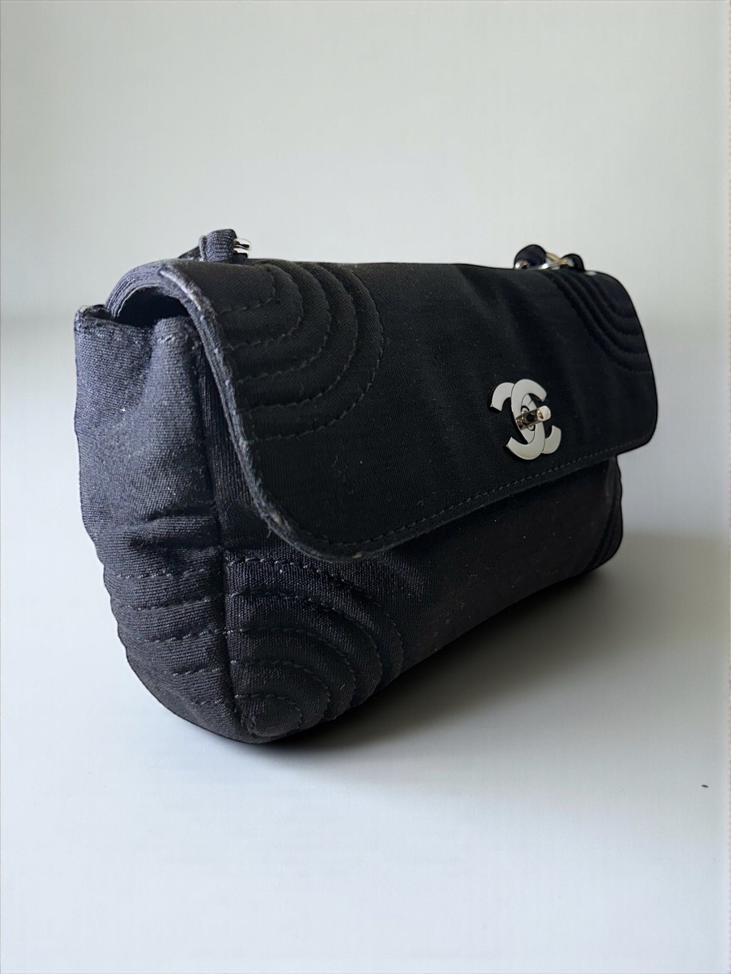 Sac Chanel Flap Bag en jersey noir – vue de face – Héritage du Luxe