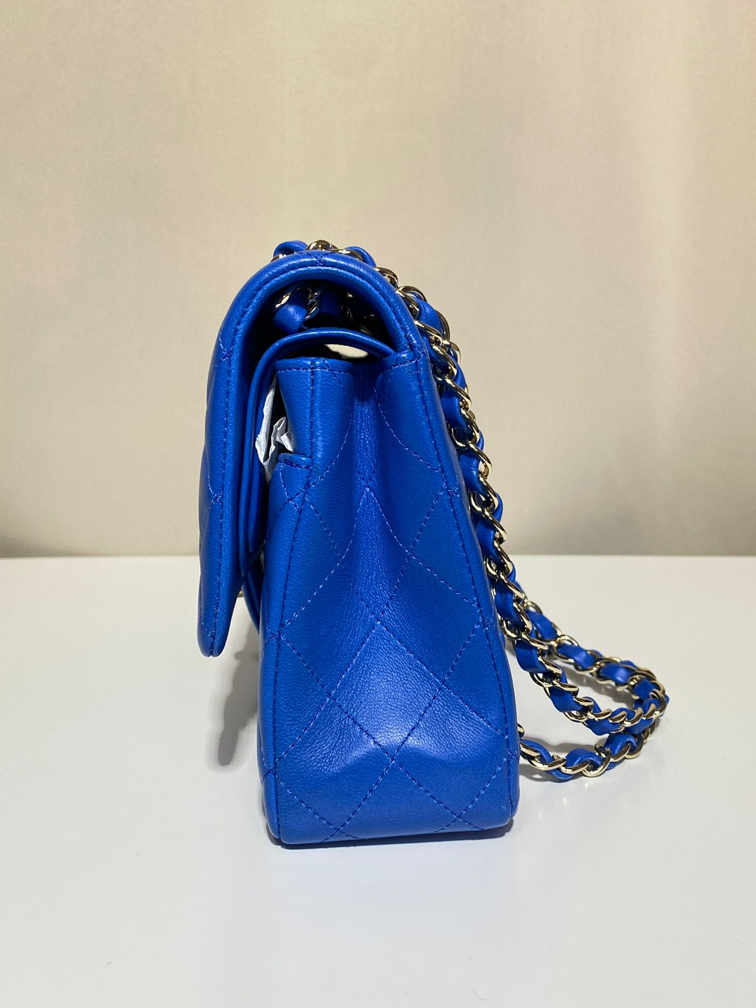 Sac Chanel Timeless Classic Flap Medium bleu électrique en cuir d’agneau, neuf et authentique – Héritage du Luxe
