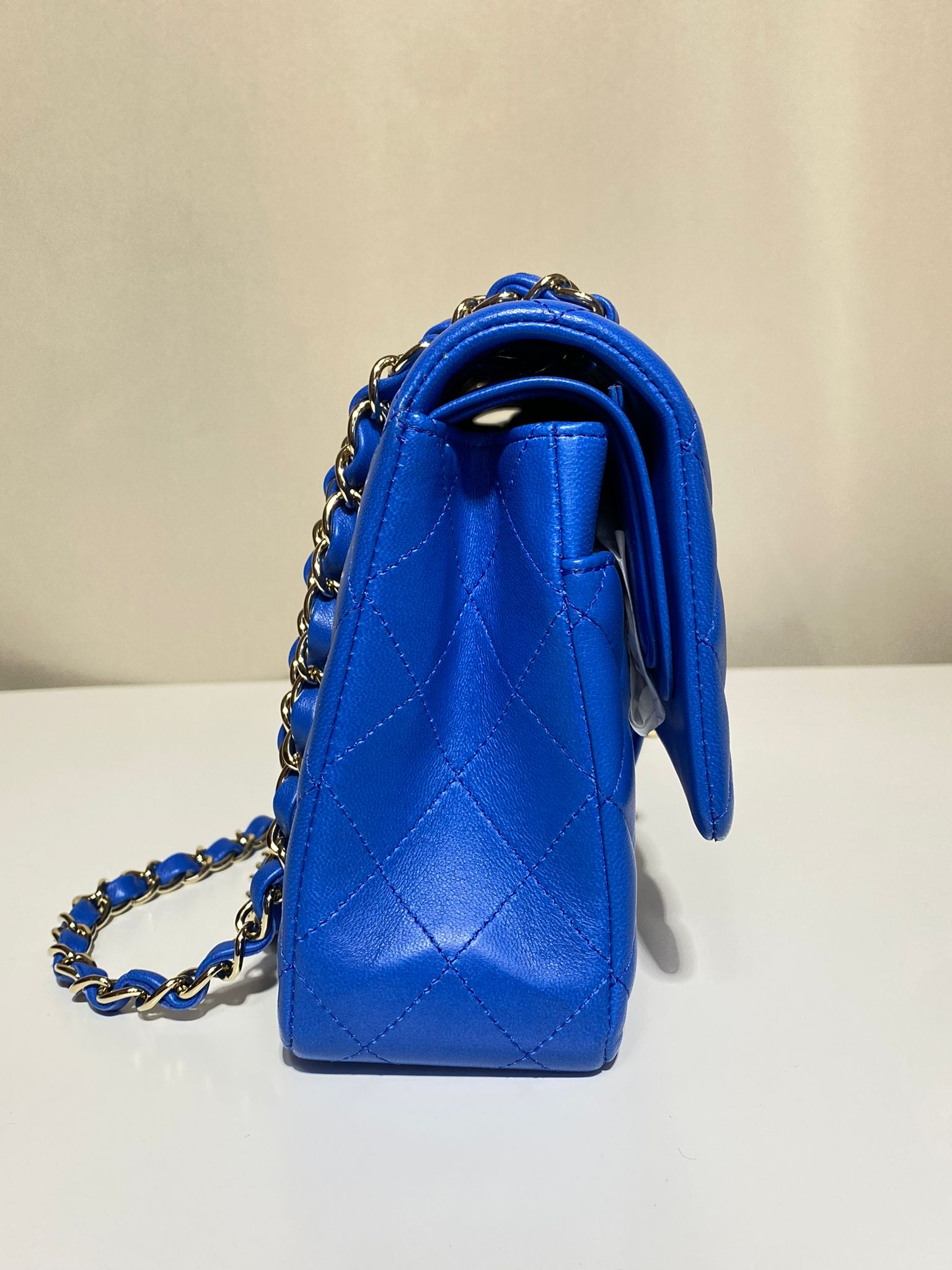 Sac Chanel Timeless Classic Flap Medium bleu électrique en cuir d’agneau, neuf et authentique – Héritage du Luxe