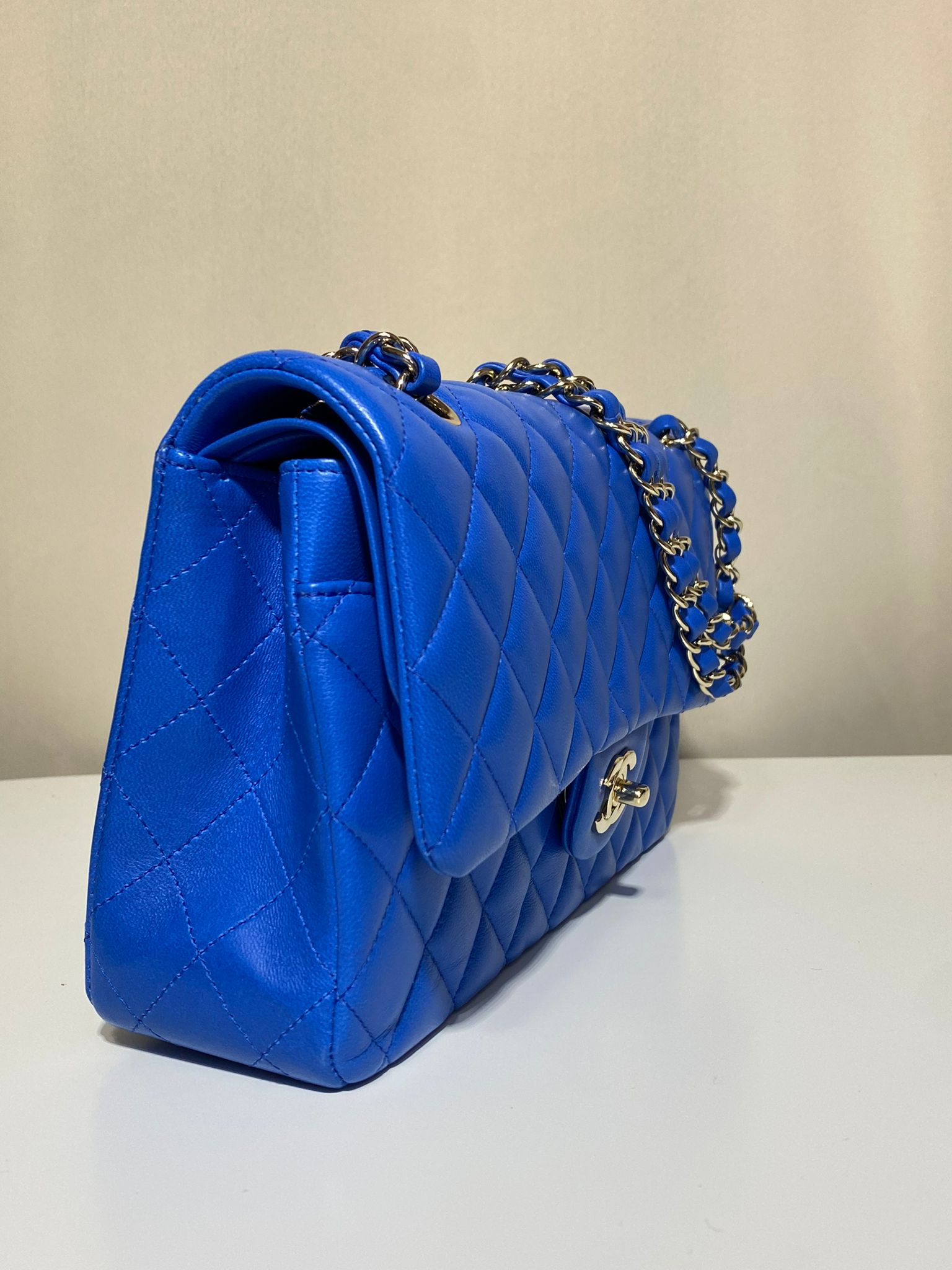Sac Chanel Timeless Classic Flap Medium bleu électrique en cuir d’agneau, neuf et authentique – Héritage du Luxe