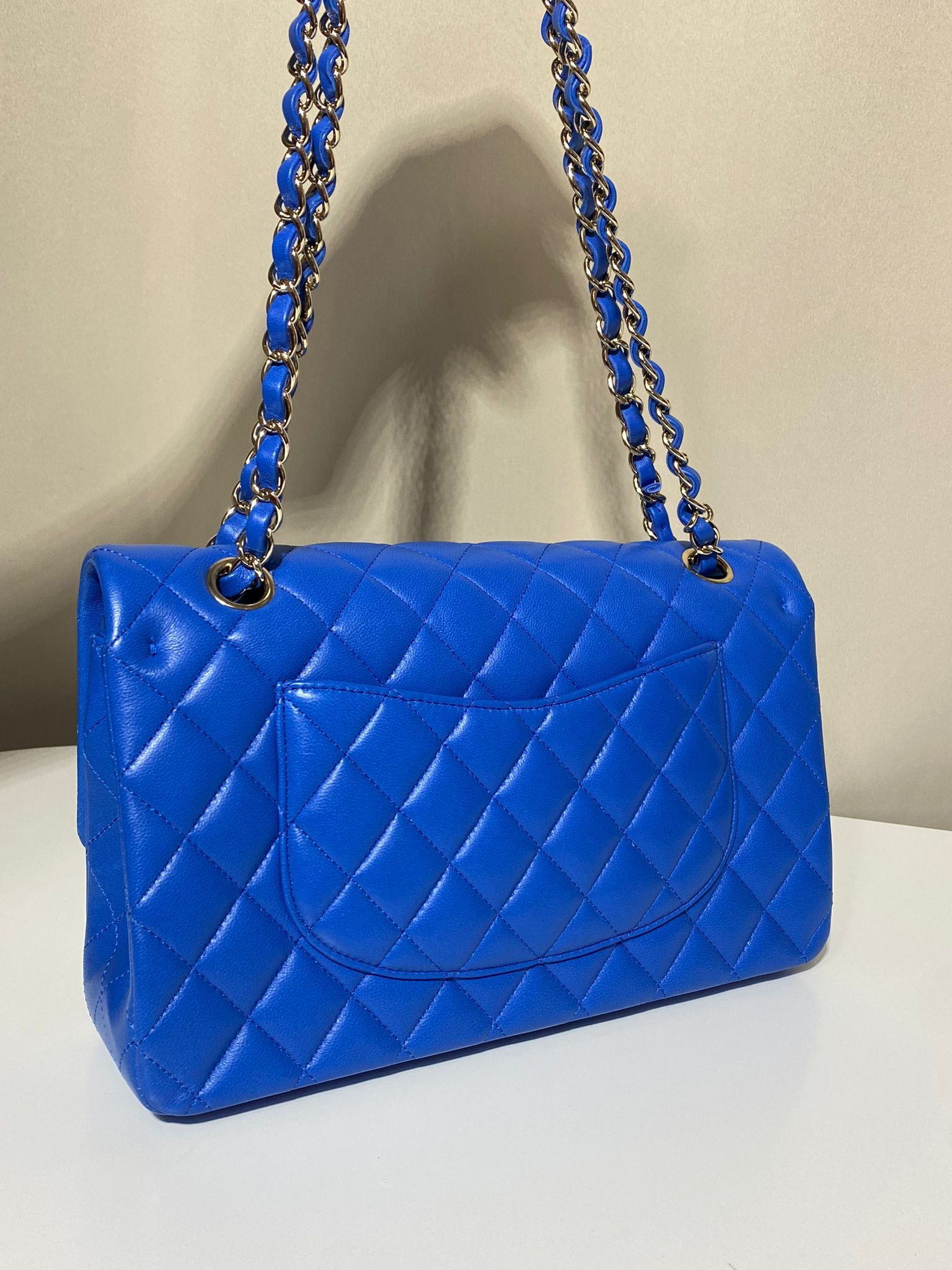 Sac Chanel Timeless Classic Flap Medium bleu électrique en cuir d’agneau, neuf et authentique – Héritage du Luxe
