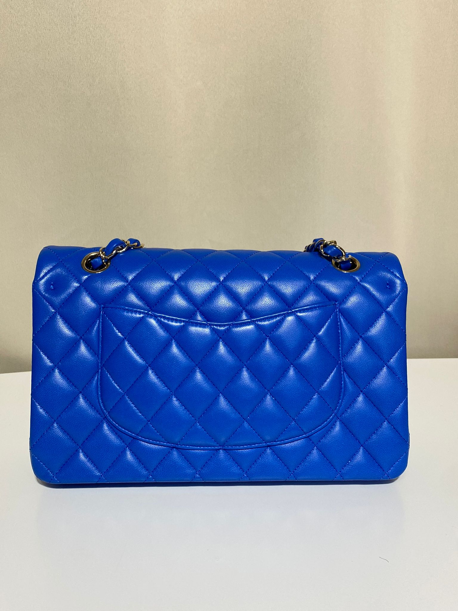 Sac Chanel Timeless Classic Flap Medium bleu électrique en cuir d’agneau, neuf et authentique – Héritage du Luxe