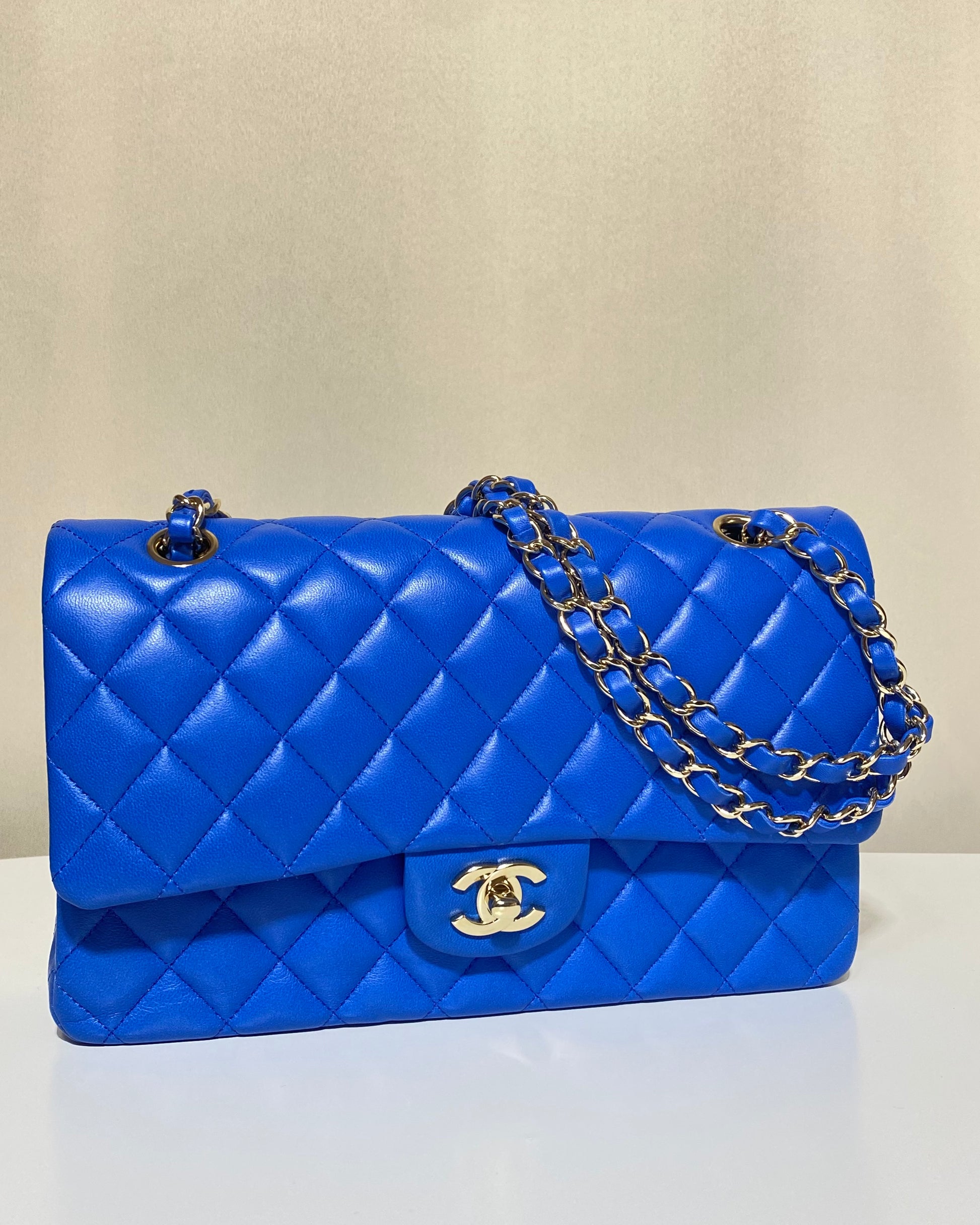 Sac Chanel Timeless Classic Flap Medium bleu électrique en cuir d’agneau, neuf et authentique – Héritage du Luxe
