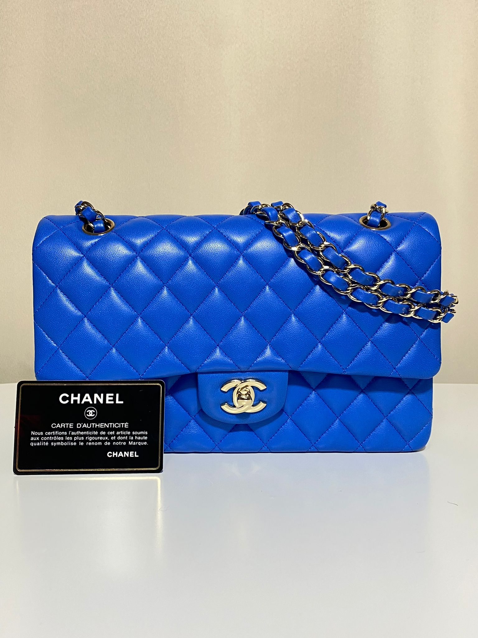 Sac Chanel Timeless Classic Flap Medium bleu électrique en cuir d’agneau, neuf et authentique – Héritage du Luxe