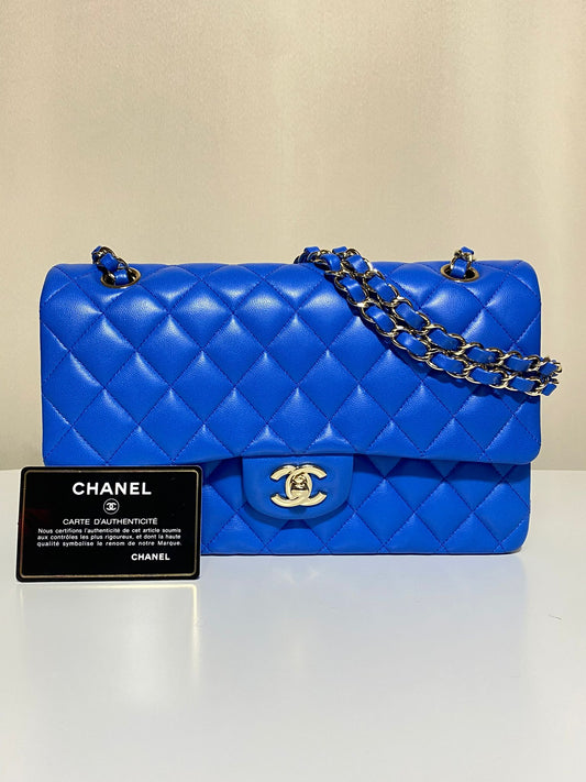 Sac Chanel Timeless Classic Flap Medium bleu électrique en cuir d’agneau, neuf et authentique – Héritage du Luxe