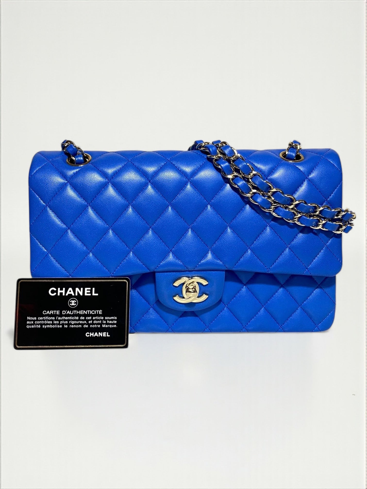 Sac Chanel Timeless Classic Flap Medium bleu électrique en cuir d’agneau, neuf et authentique – Héritage du Luxe