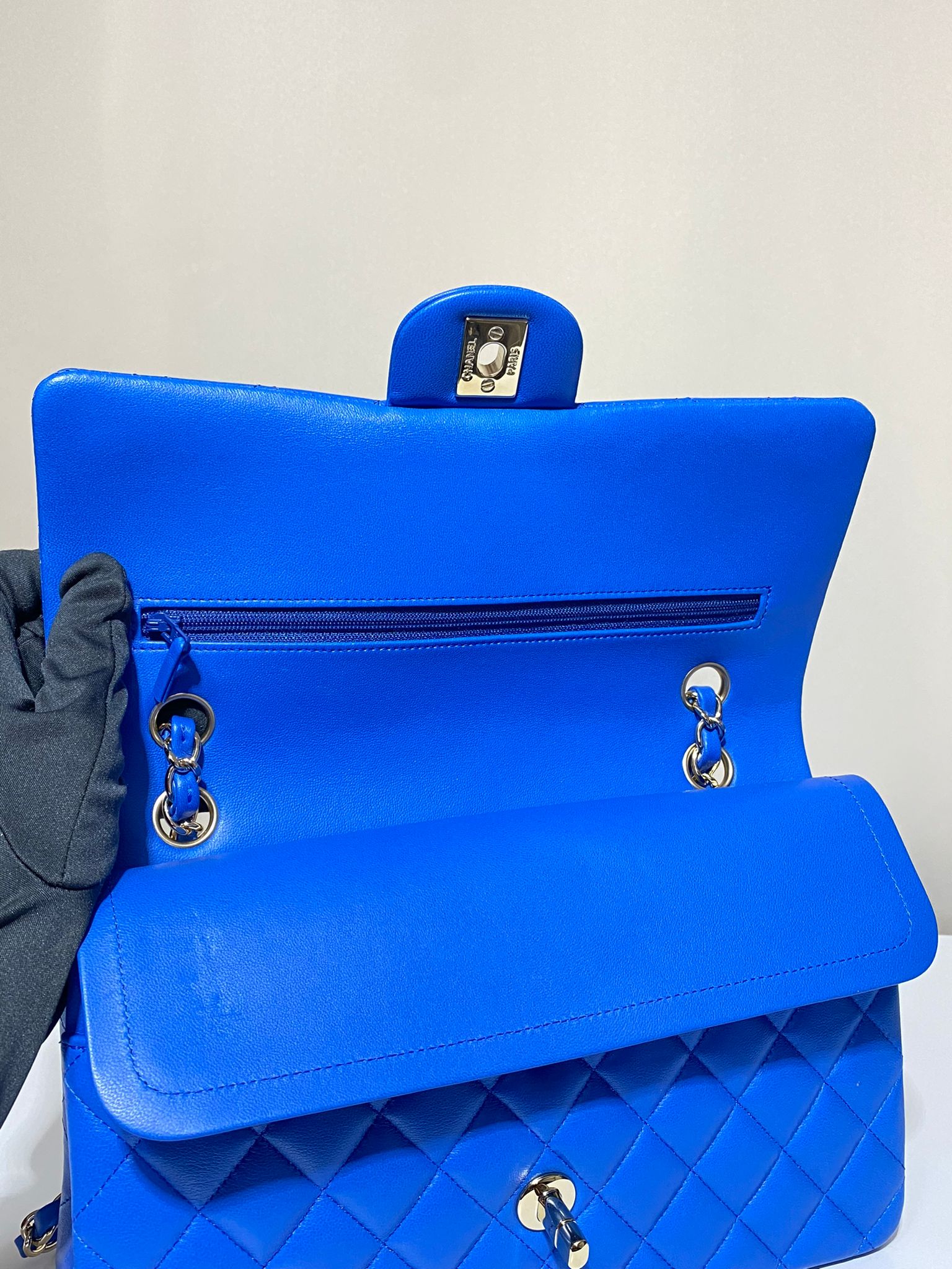 Sac Chanel Timeless Classic Flap Medium bleu électrique en cuir d’agneau, neuf et authentique – Héritage du Luxe