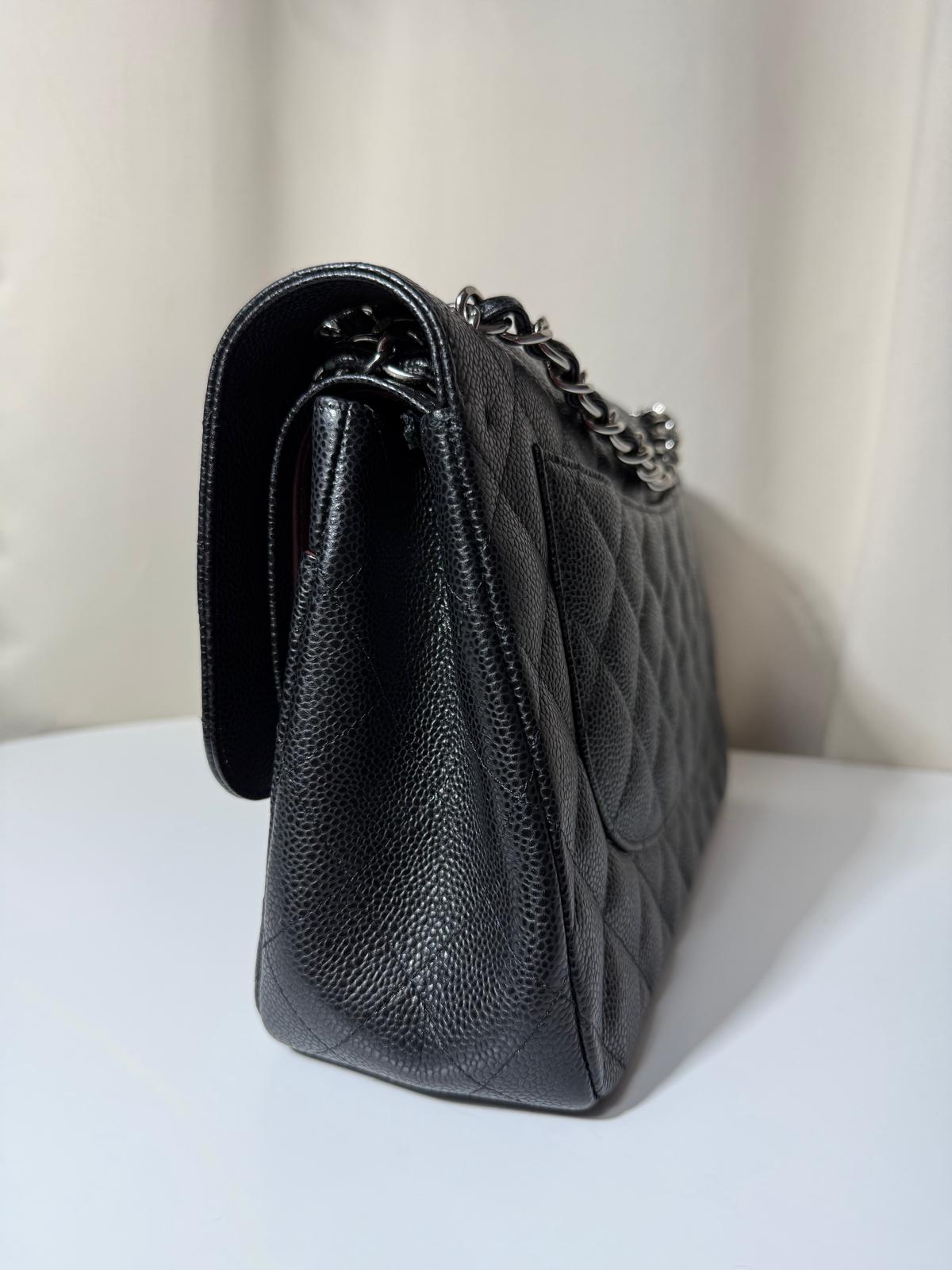 Sac Chanel Timeless Jumbo en cuir caviar noir, finition argentée, excellent état d’occasion – Héritage du Luxe