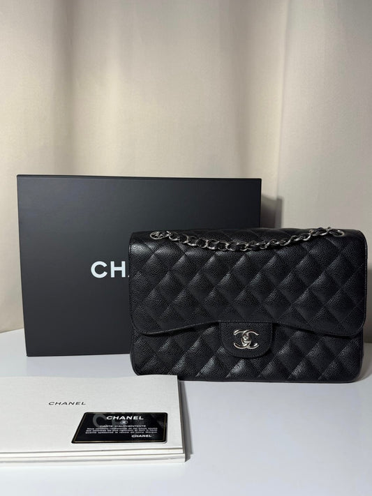 Sac Chanel Timeless Jumbo en cuir caviar noir, finition argentée, excellent état d’occasion – Héritage du Luxe