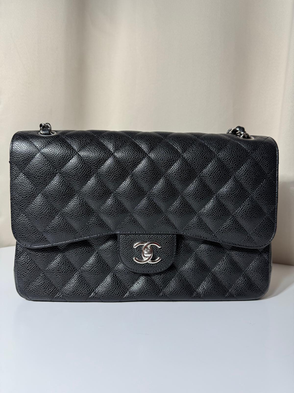 Sac Chanel Timeless Jumbo en cuir caviar noir, finition argentée, excellent état d’occasion – Héritage du Luxe