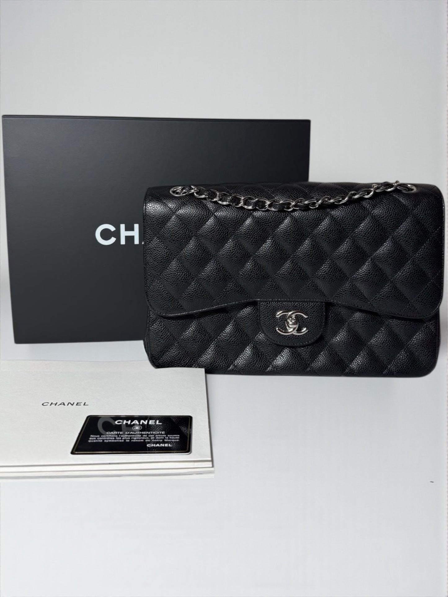 Sac Chanel Timeless Jumbo en cuir caviar noir, finition argentée, excellent état d’occasion – Héritage du Luxe