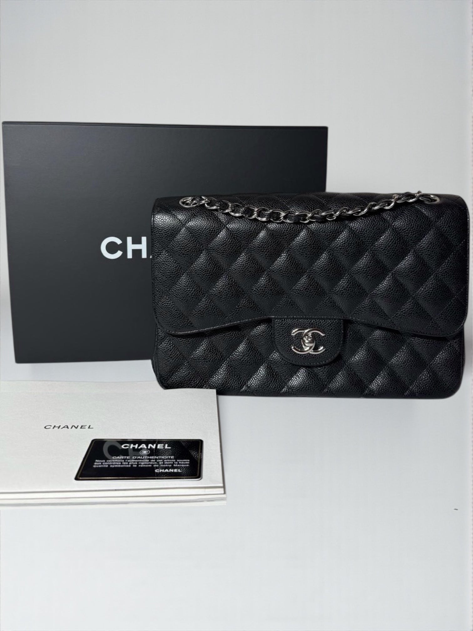 Sac Chanel Timeless Jumbo en cuir caviar noir, finition argentée, excellent état d’occasion – Héritage du Luxe