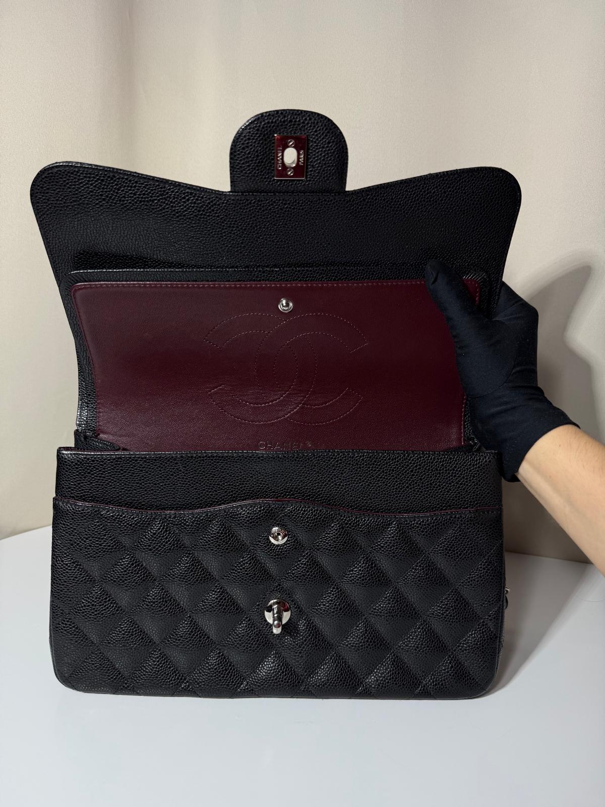 Sac Chanel Timeless Jumbo en cuir caviar noir, finition argentée, excellent état d’occasion – Héritage du Luxe