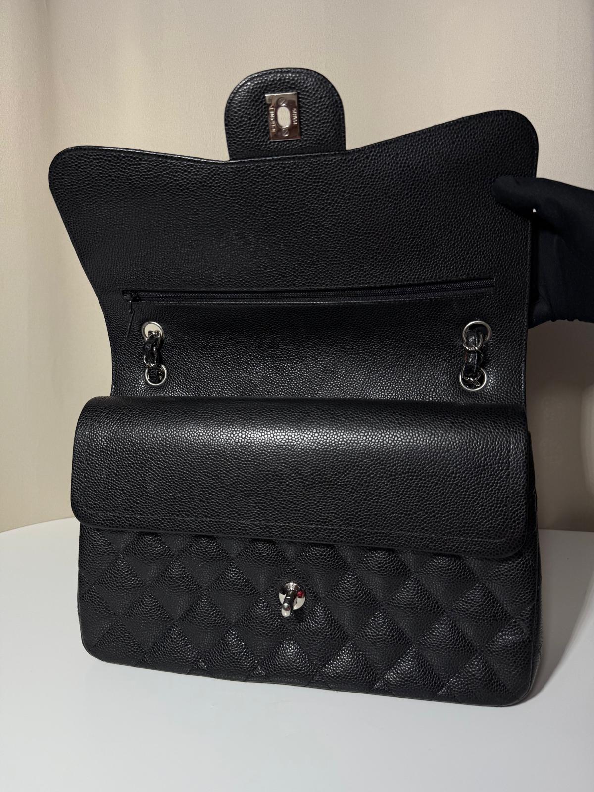 Sac Chanel Timeless Jumbo en cuir caviar noir, finition argentée, excellent état d’occasion – Héritage du Luxe