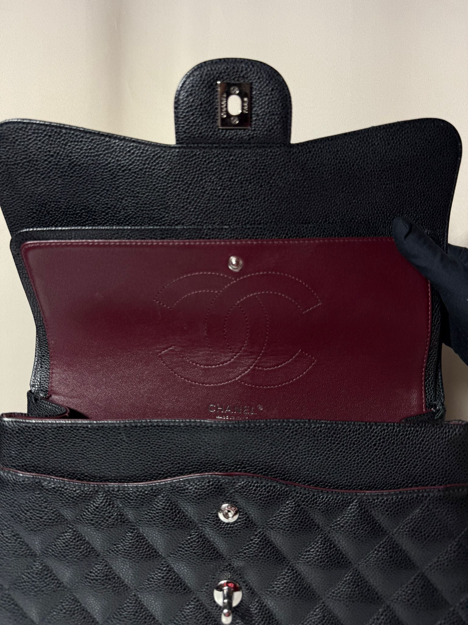 Sac Chanel Timeless Jumbo en cuir caviar noir, finition argentée, excellent état d’occasion – Héritage du Luxe