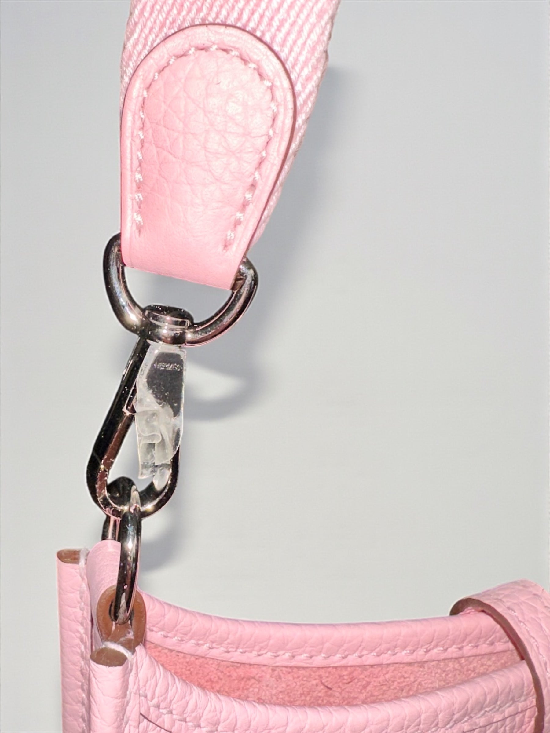 Sac Hermès Evelyne TPM Rose Sakura en cuir taurillon Clémence vue avant