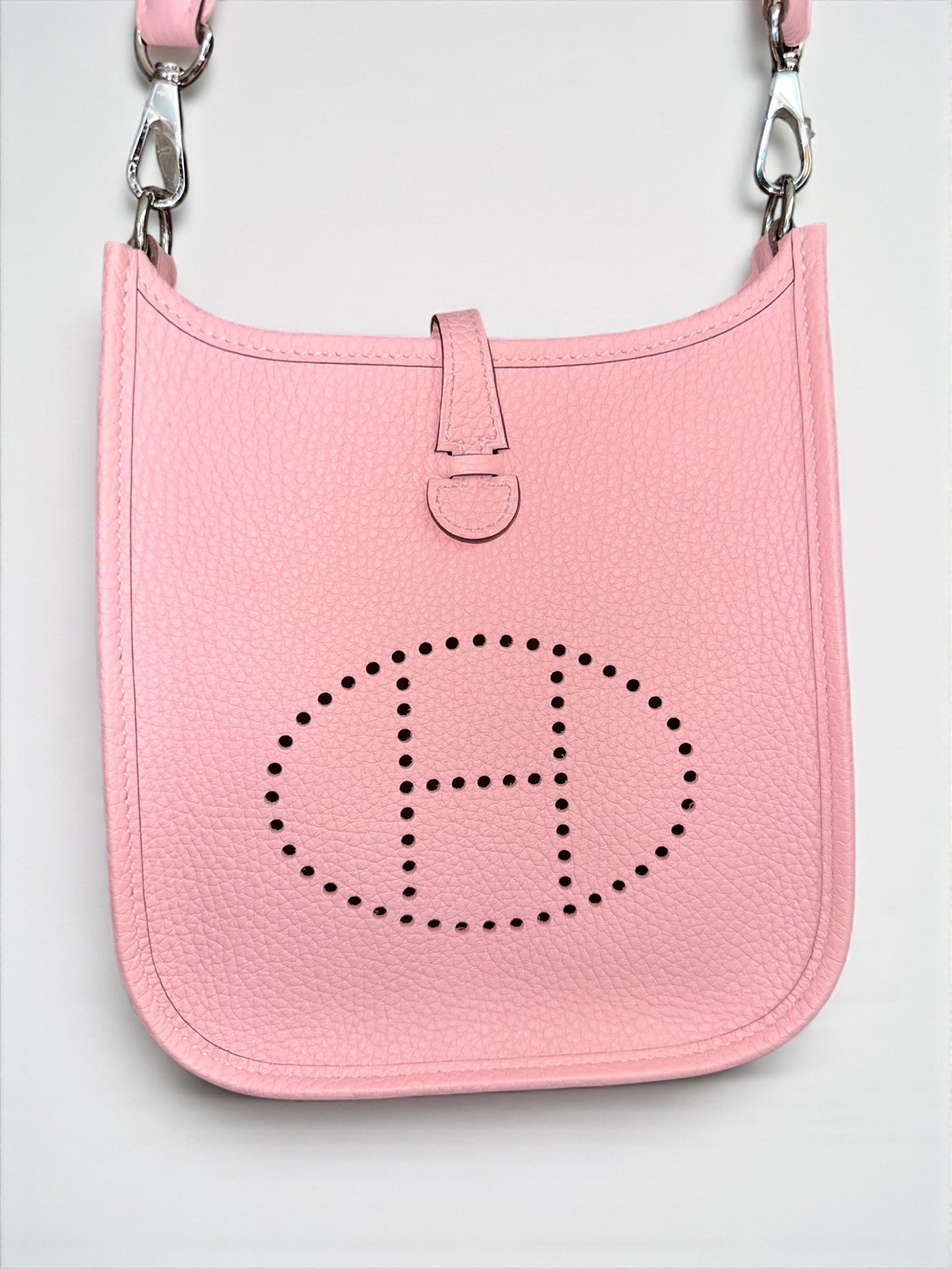 Sac Hermès Evelyne TPM Rose Sakura en cuir taurillon Clémence vue avant