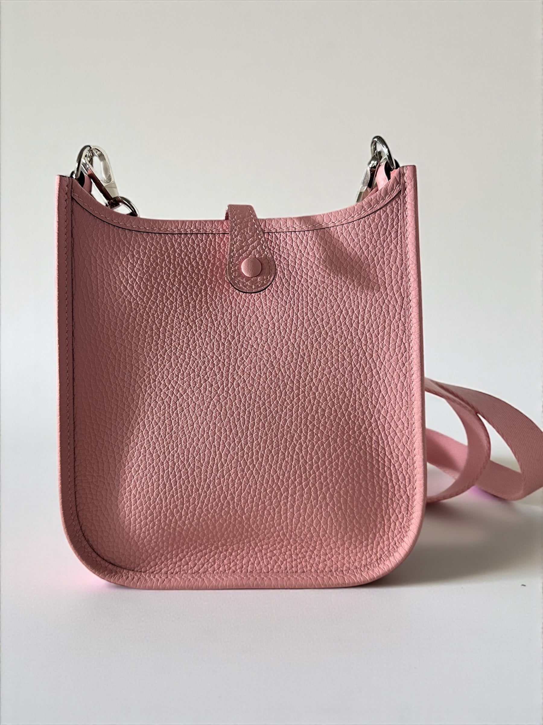 Sac Hermès Evelyne TPM Rose Sakura en cuir taurillon Clémence vue avant