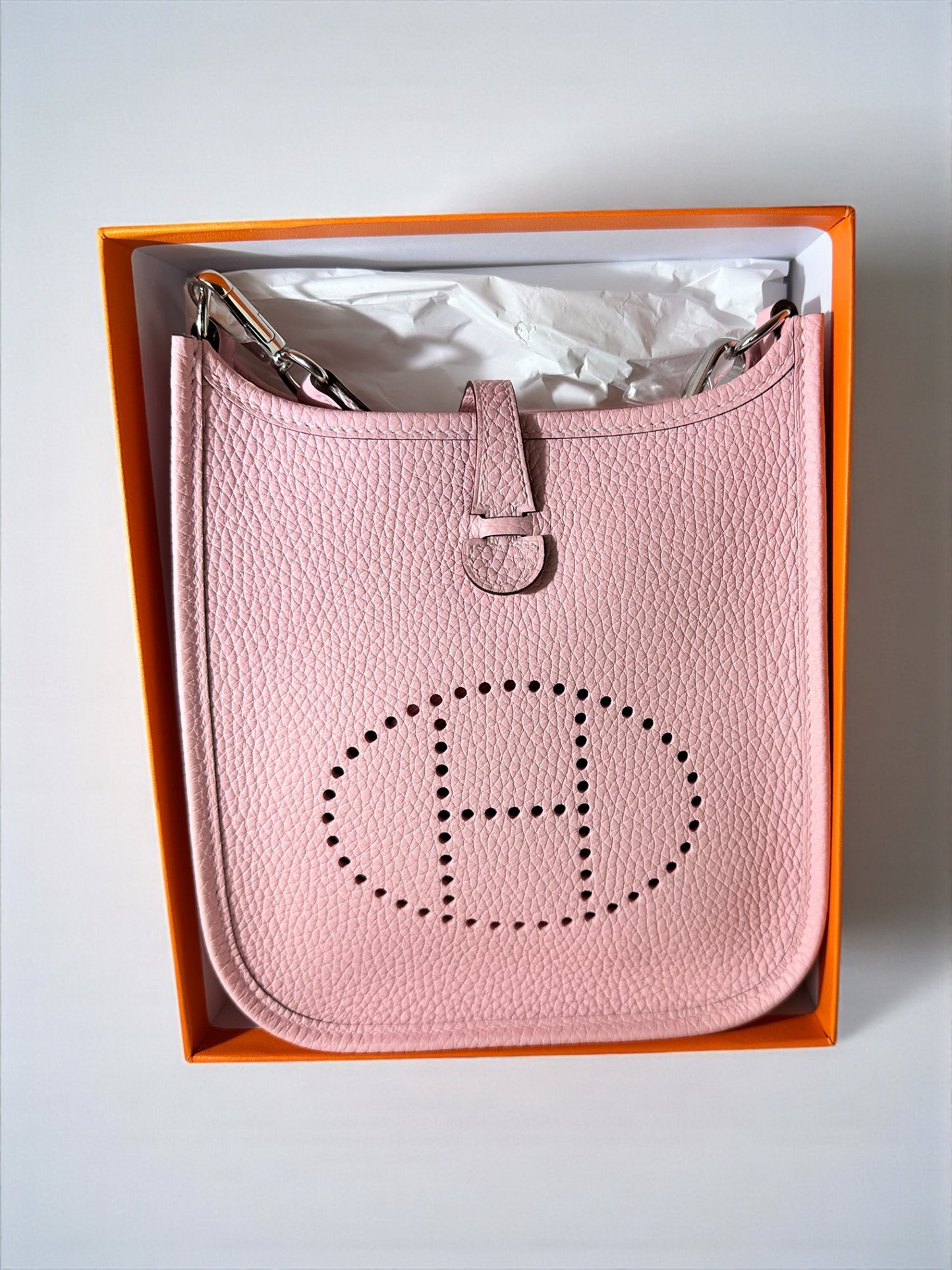 Sac Hermès Evelyne TPM Rose Sakura en cuir taurillon Clémence vue avant