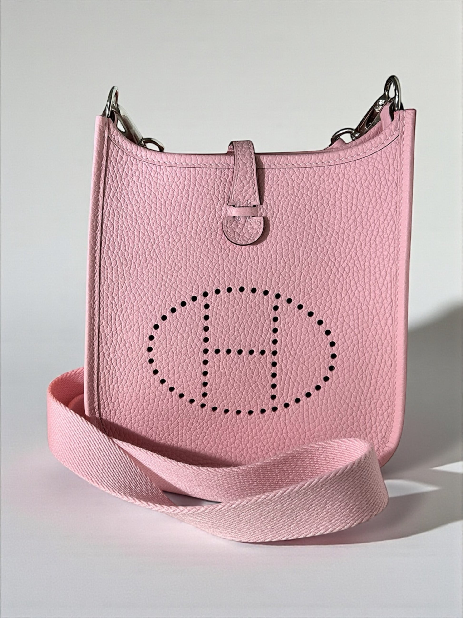 Sac Hermès Evelyne TPM Rose Sakura en cuir taurillon Clémence vue avant