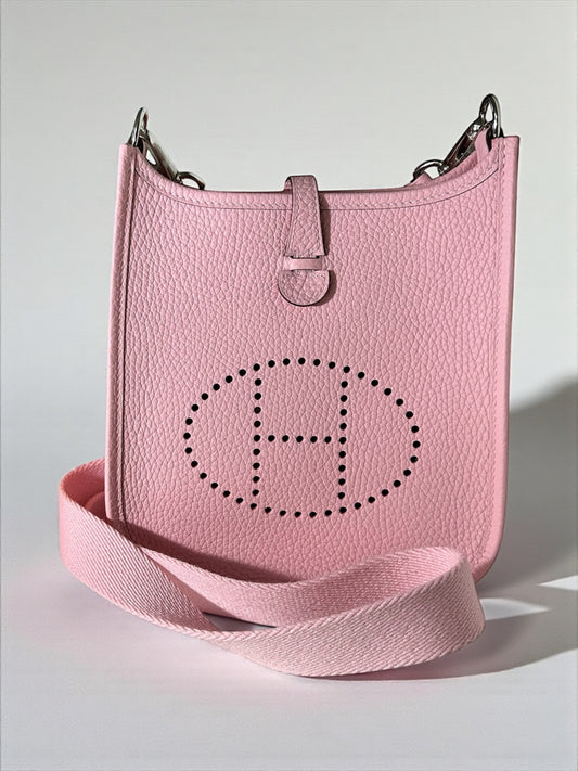 Sac Hermès Evelyne TPM Rose Sakura en cuir taurillon Clémence vue avant