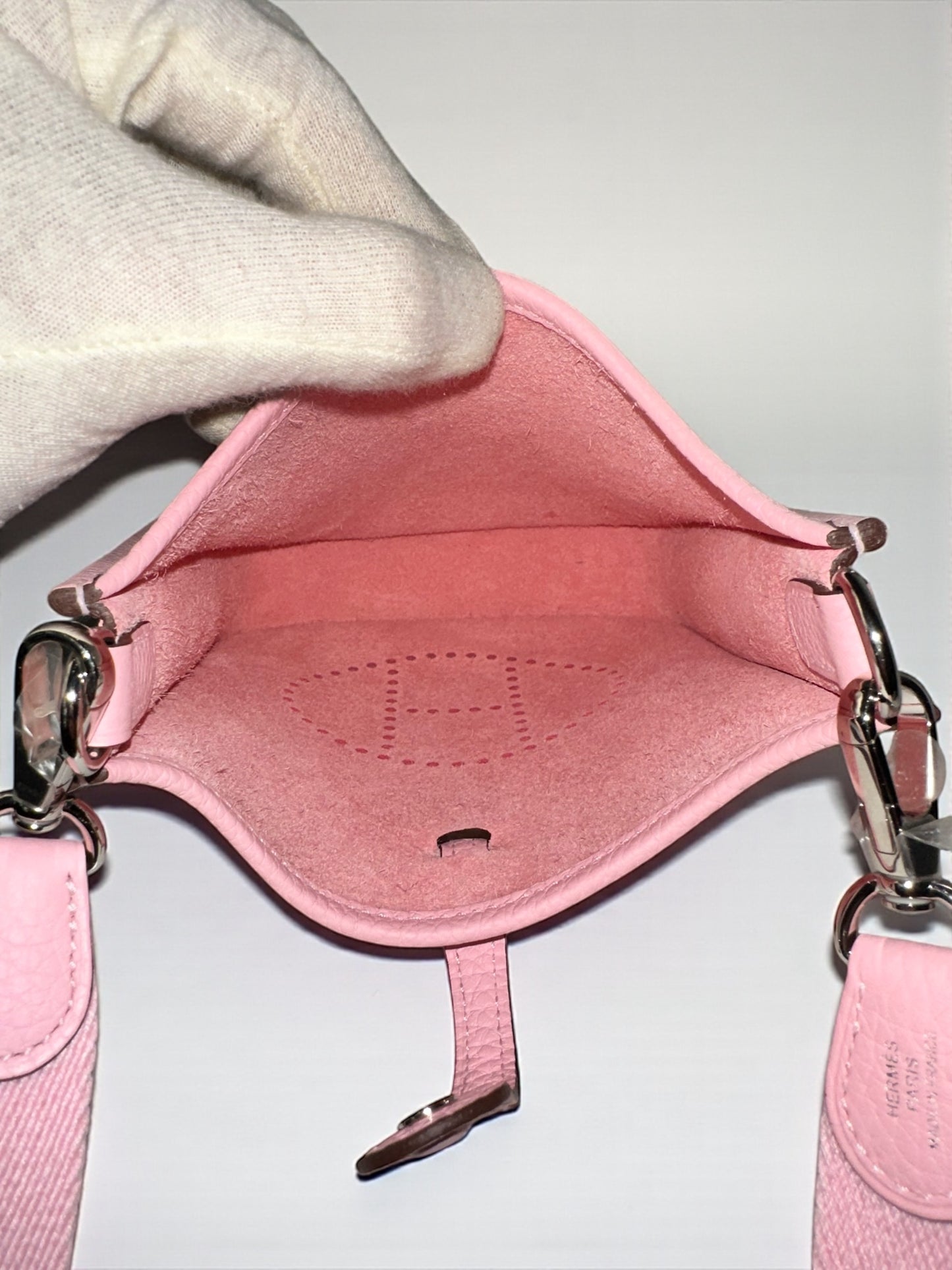 Sac Hermès Evelyne TPM Rose Sakura en cuir taurillon Clémence vue avant