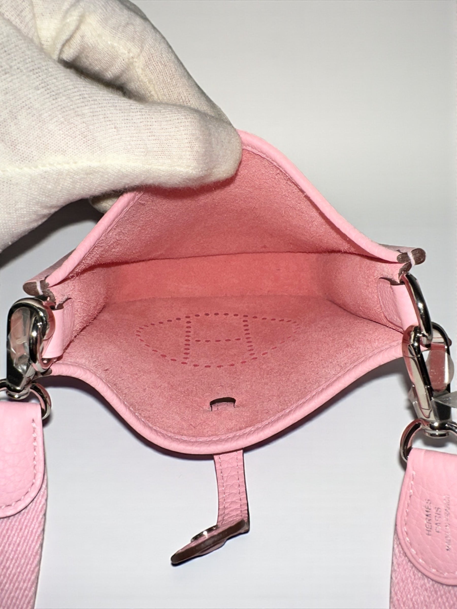 Sac Hermès Evelyne TPM Rose Sakura en cuir taurillon Clémence vue avant