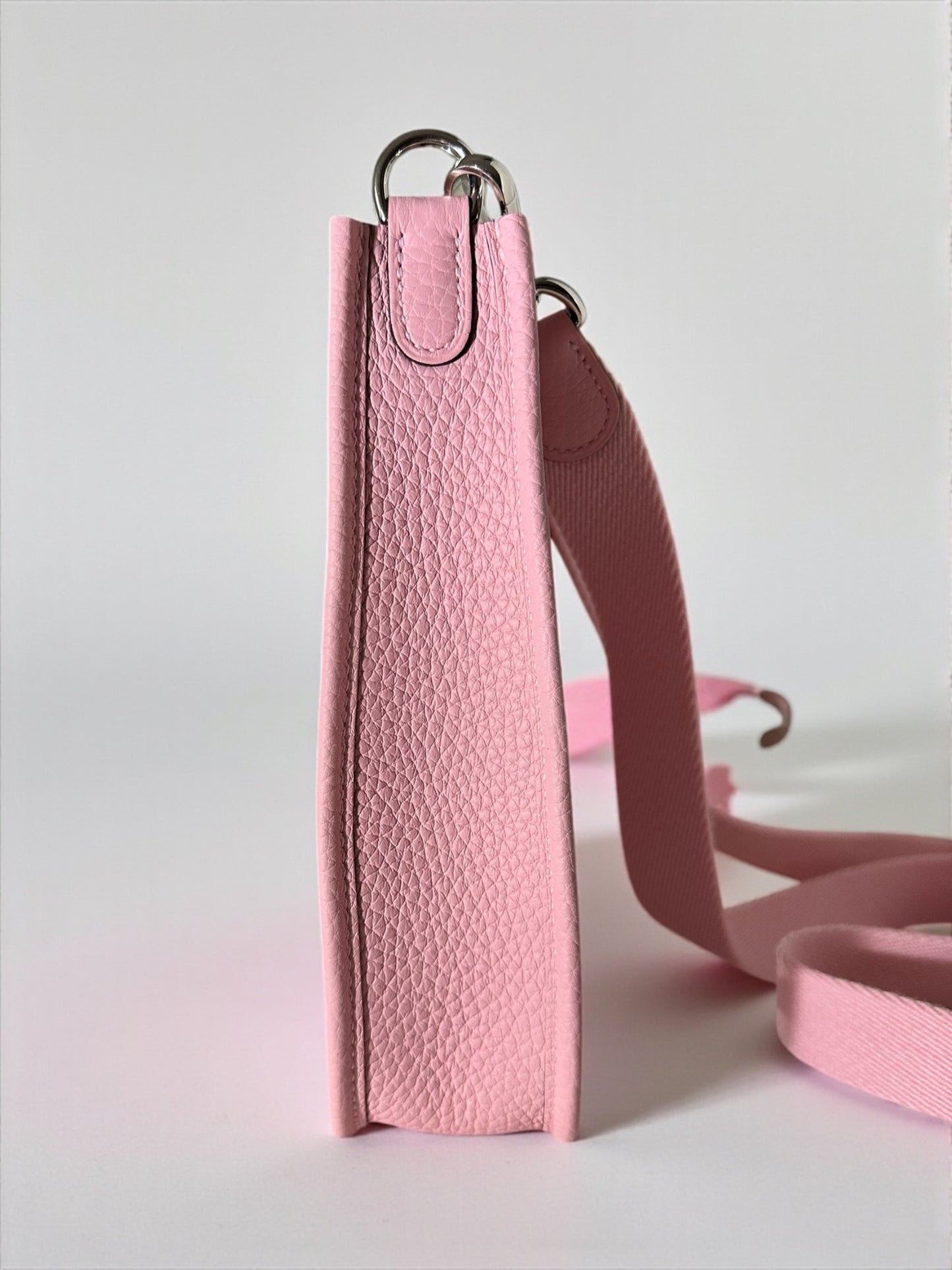 Sac Hermès Evelyne TPM Rose Sakura en cuir taurillon Clémence vue avant