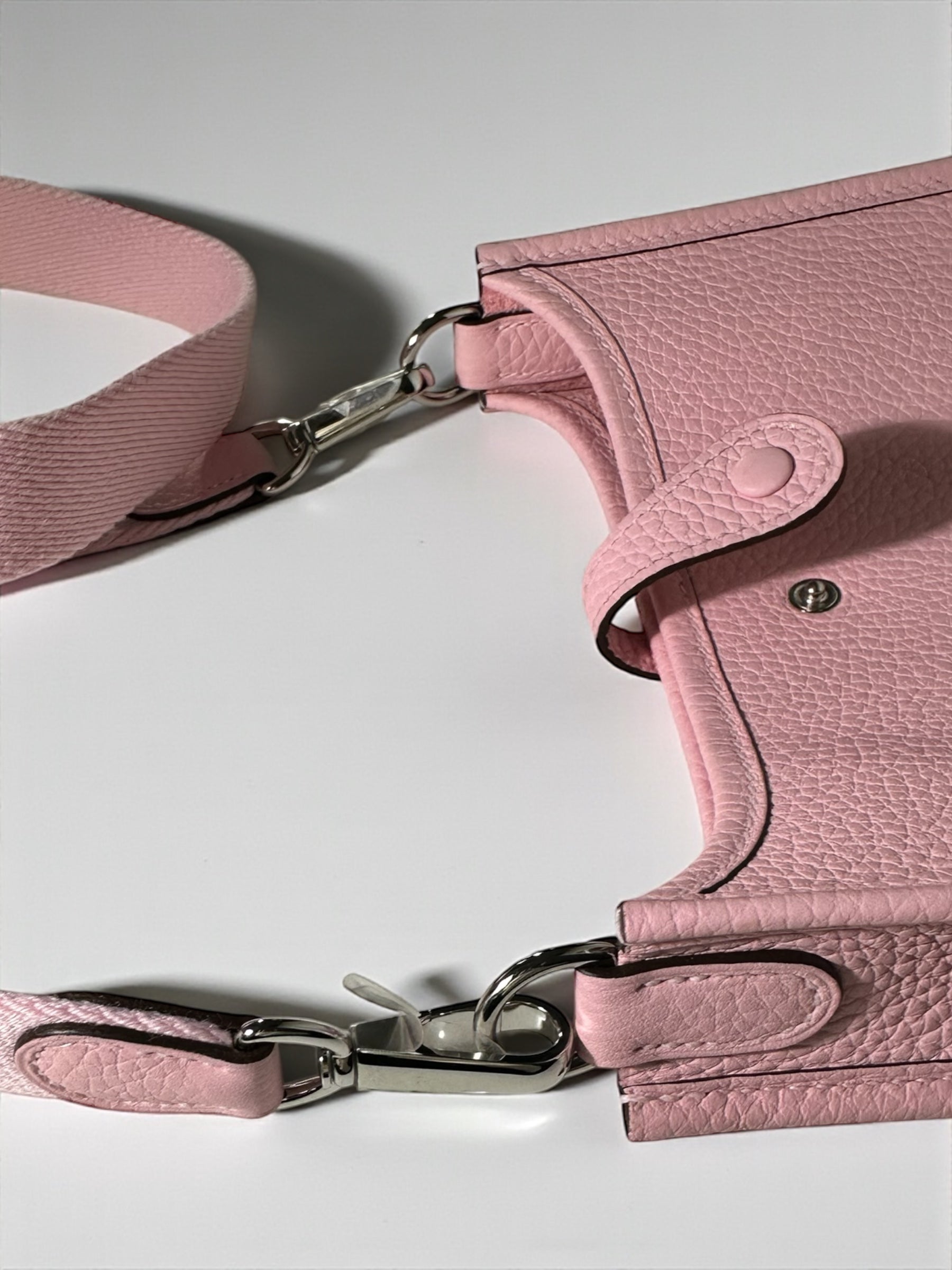 Sac Hermès Evelyne TPM Rose Sakura en cuir taurillon Clémence vue avant