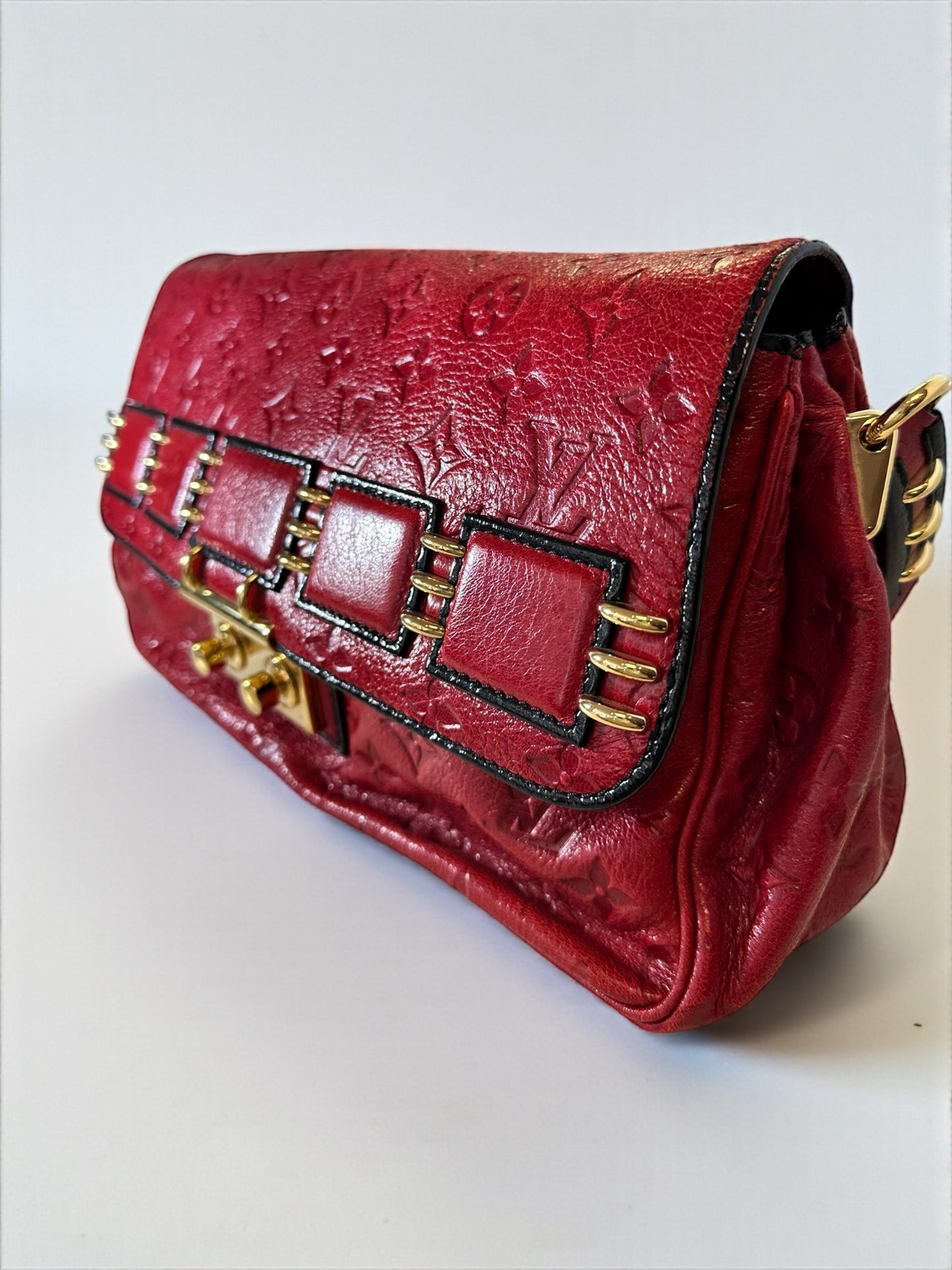 Sac Louis Vuitton My Deer Rebelle rouge, collection 2009-2010, en cuir embossé monogramme. Très bon état. Pièce rare. Livraison sécurisée.