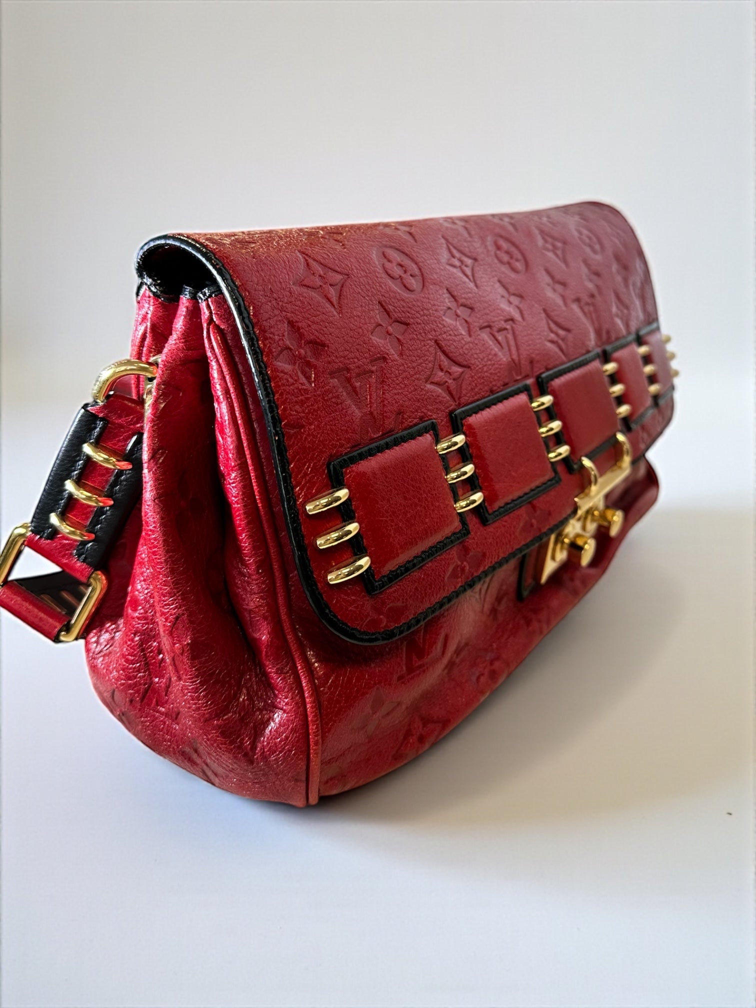 Sac Louis Vuitton My Deer Rebelle rouge, collection 2009-2010, en cuir embossé monogramme. Très bon état. Pièce rare. Livraison sécurisée.