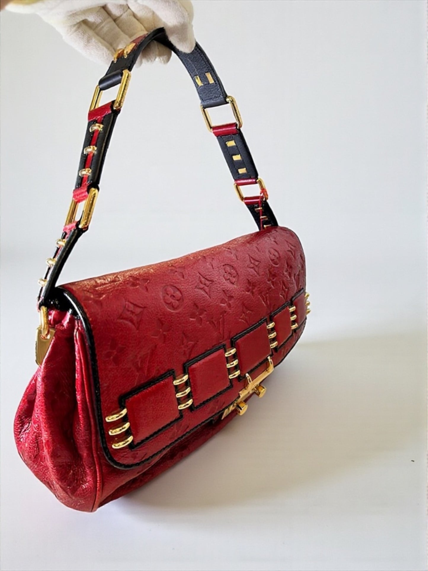 Sac Louis Vuitton My Deer Rebelle rouge, collection 2009-2010, en cuir embossé monogramme. Très bon état. Pièce rare. Livraison sécurisée.