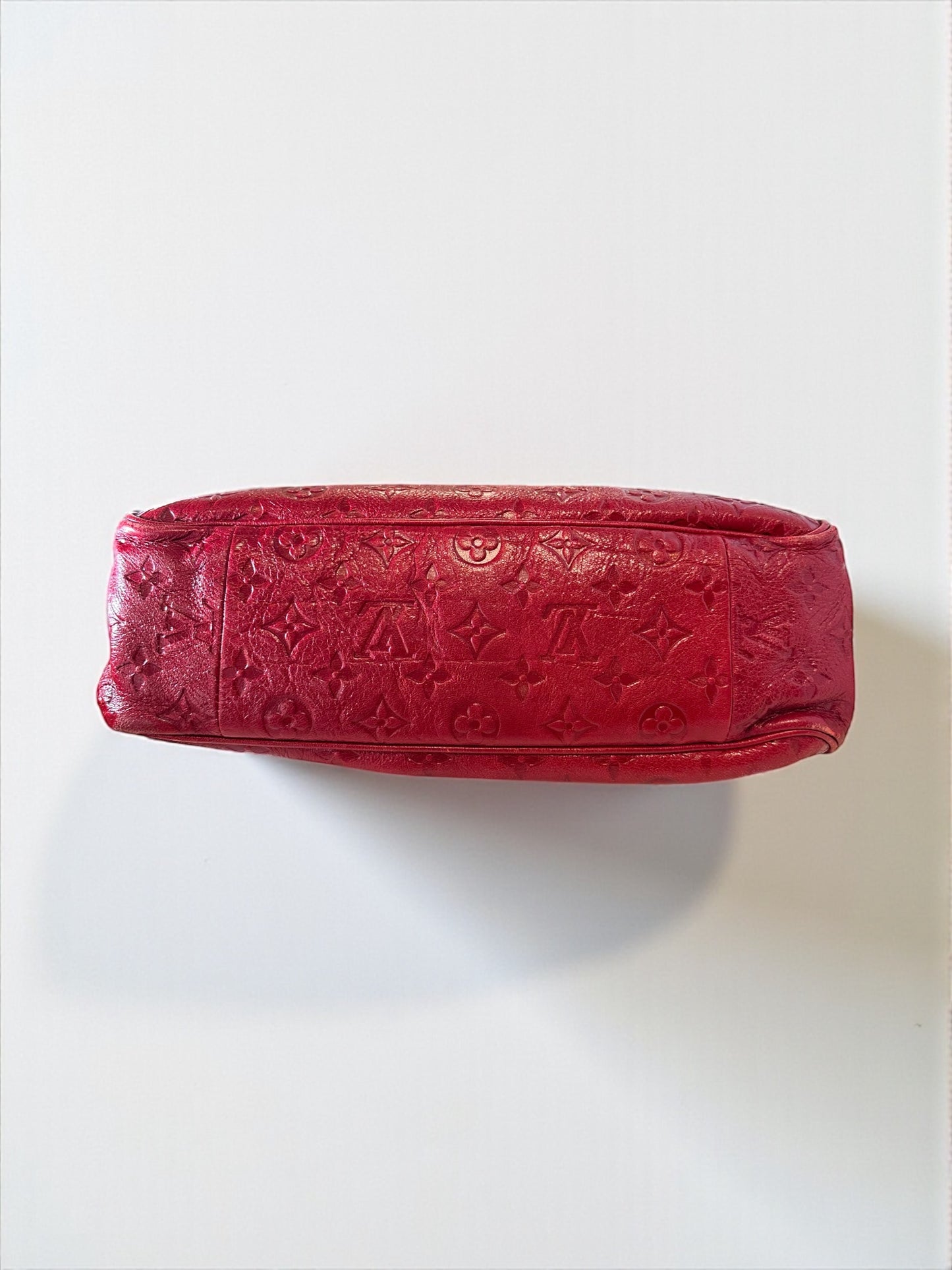 Sac Louis Vuitton My Deer Rebelle rouge, collection 2009-2010, en cuir embossé monogramme. Très bon état. Pièce rare. Livraison sécurisée.