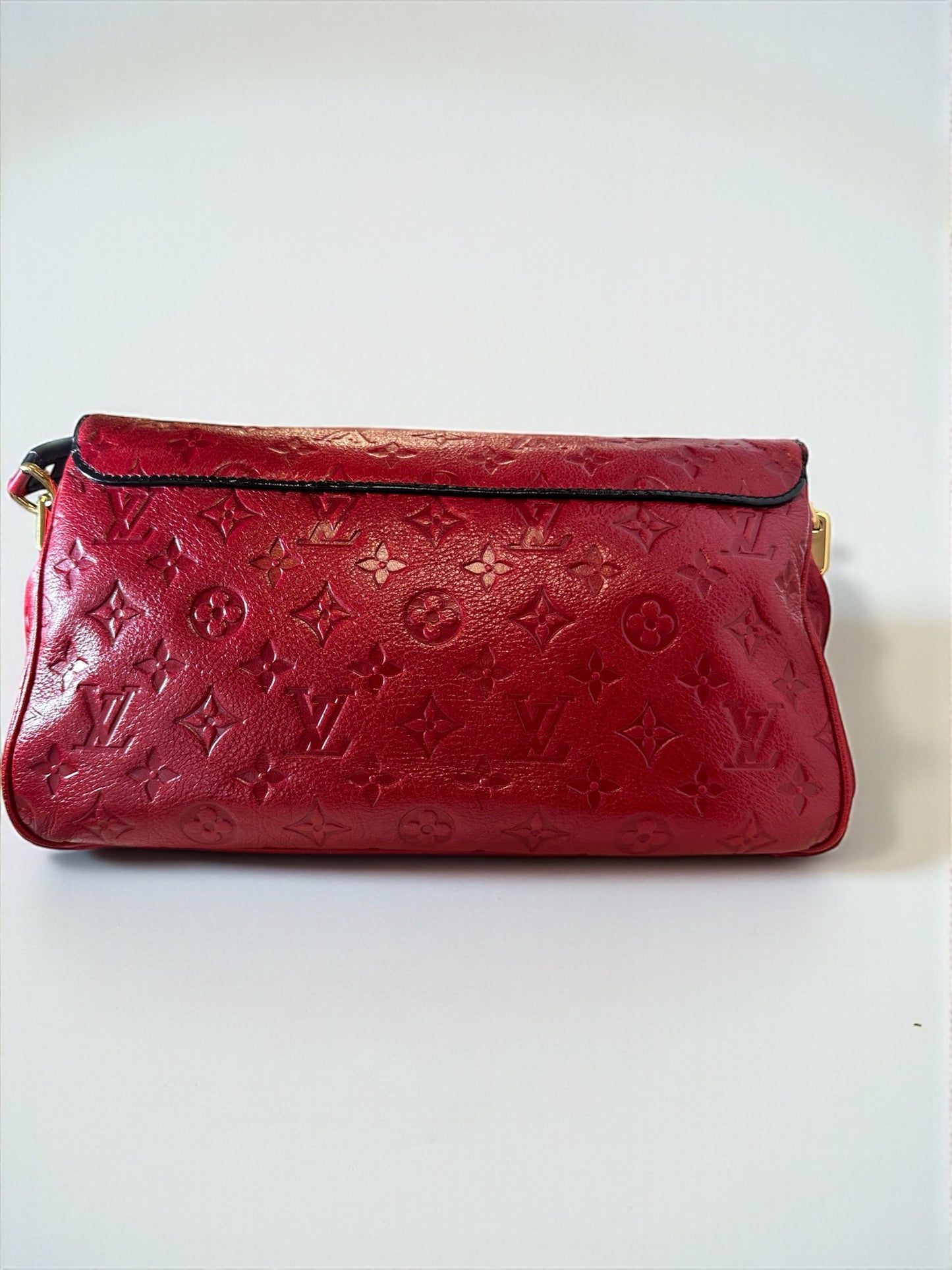 Sac Louis Vuitton My Deer Rebelle rouge, collection 2009-2010, en cuir embossé monogramme. Très bon état. Pièce rare. Livraison sécurisée.