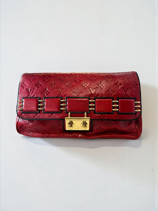 Sac Louis Vuitton My Deer Rebelle rouge, collection 2009-2010, en cuir embossé monogramme. Très bon état. Pièce rare. Livraison sécurisée.