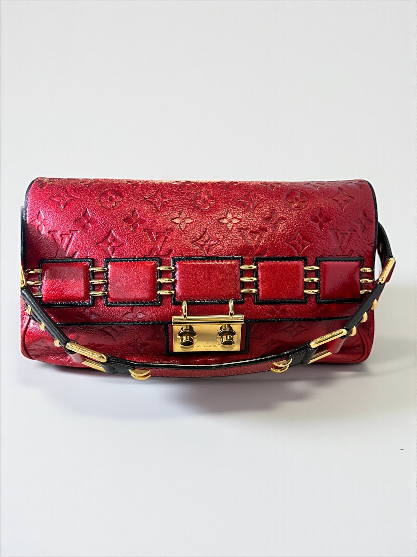 Sac Louis Vuitton My Deer Rebelle rouge, collection 2009-2010, en cuir embossé monogramme. Très bon état. Pièce rare. Livraison sécurisée.