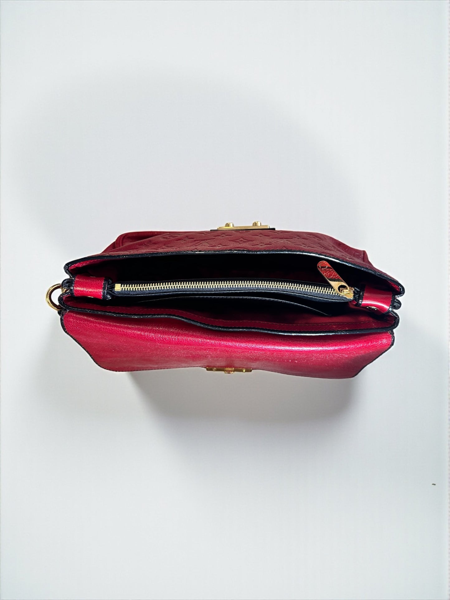 Sac Louis Vuitton My Deer Rebelle rouge, collection 2009-2010, en cuir embossé monogramme. Très bon état. Pièce rare. Livraison sécurisée.